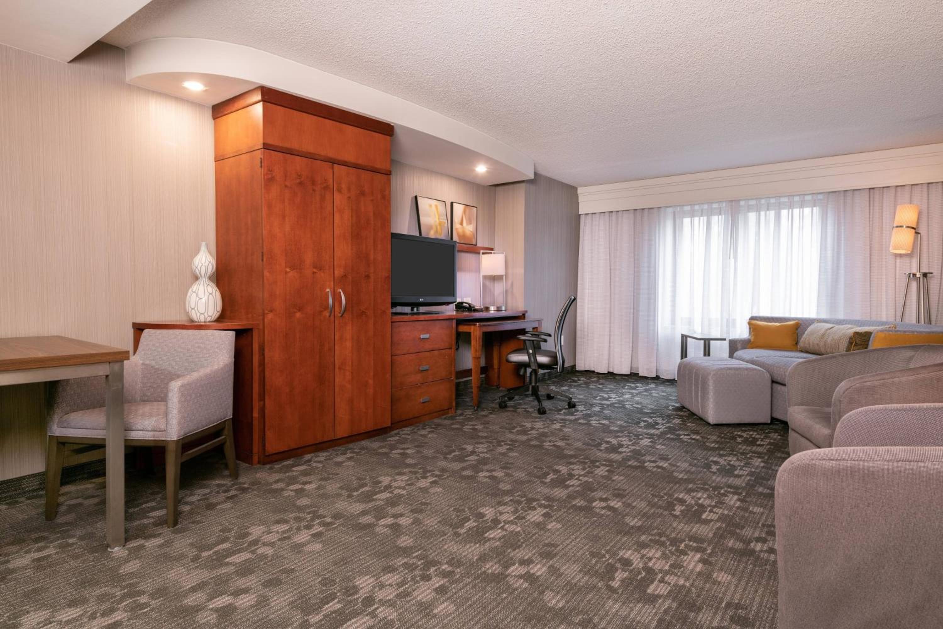 1 Bedroom 2 Room Suite, 1 King, Sofa Bed - Photo 1