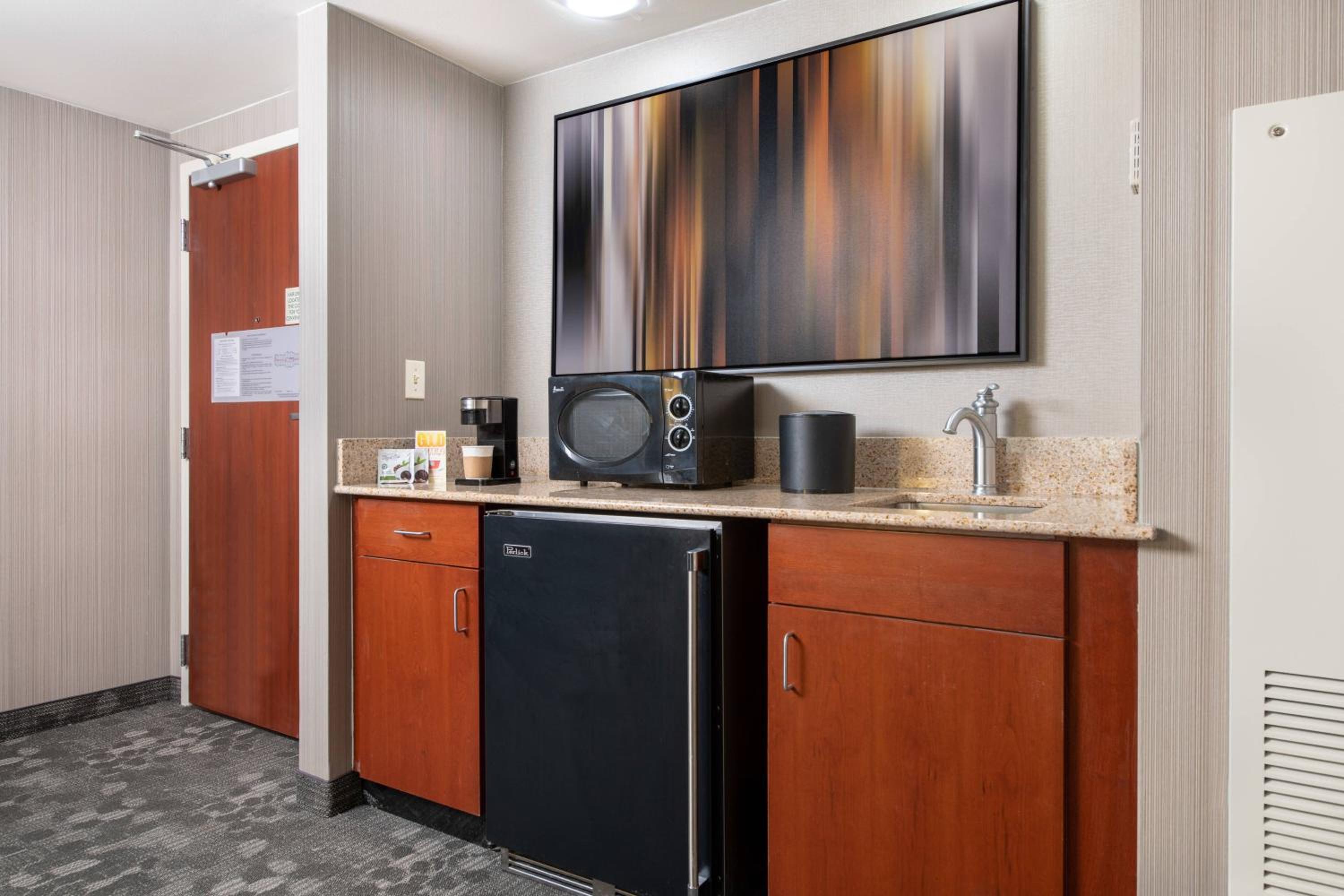 1 Bedroom 2 Room Suite, 1 King, Sofa Bed - Photo 4