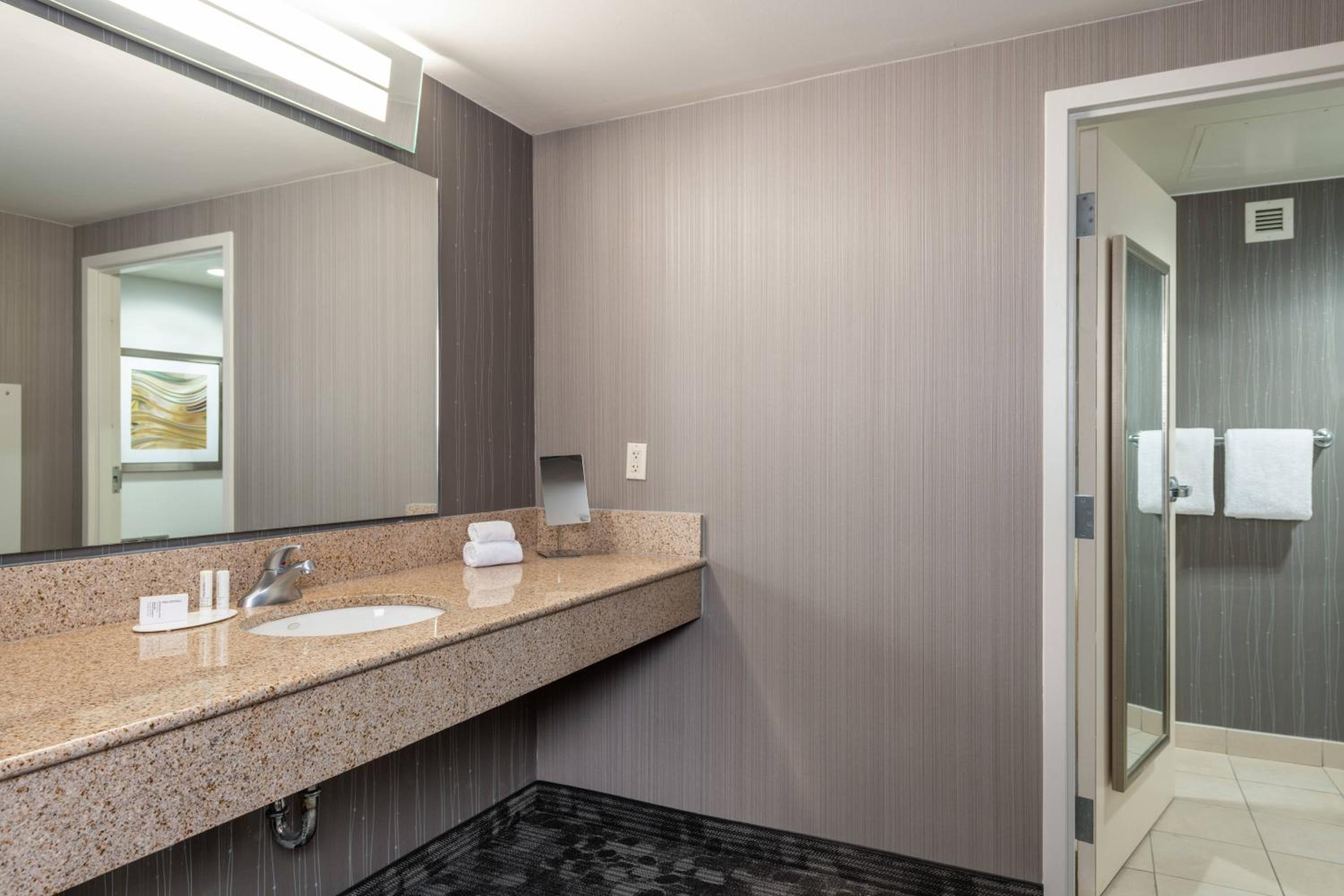 1 Bedroom Smaller Suite, 1 King - Photo 2