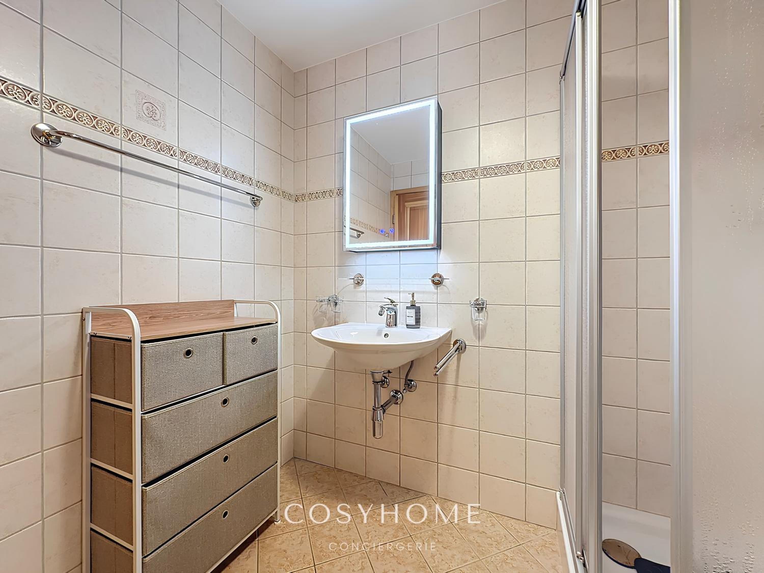 Two-Bedroom Apartment with Mountain View photo 3