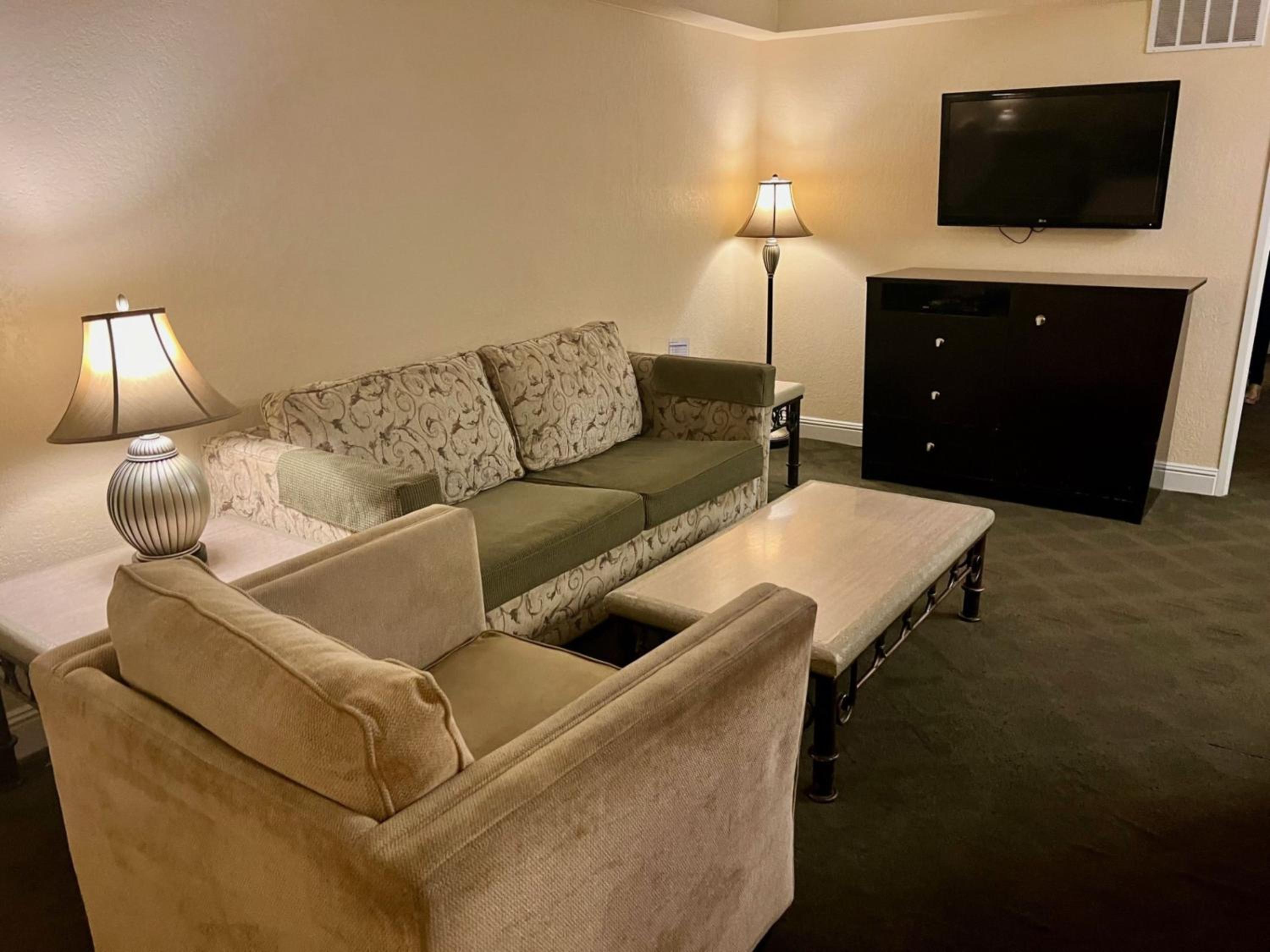 One-Bedroom Suite (No Resort Fee) - Photo 6