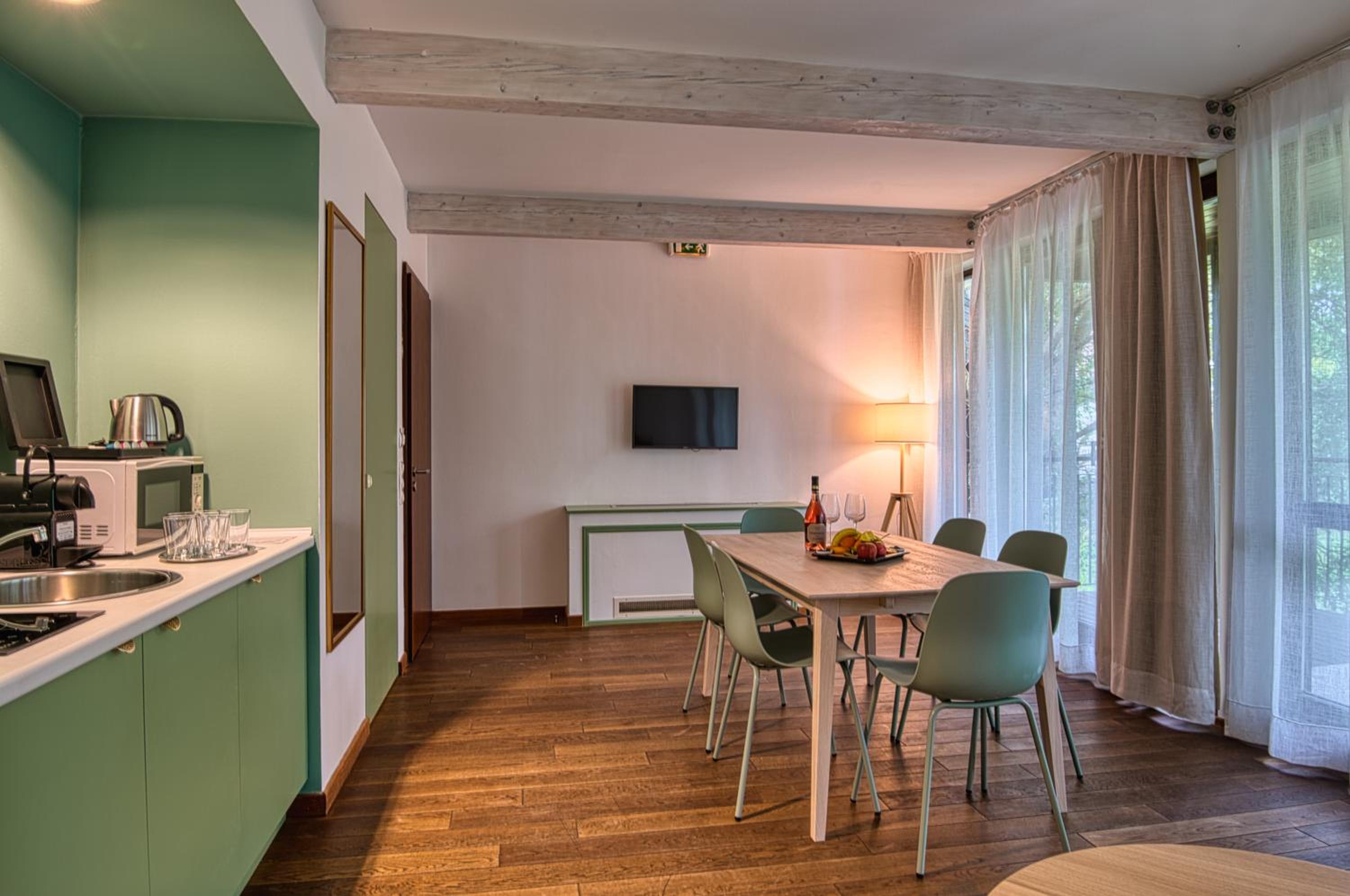 Suite with Lake View - Photo 17