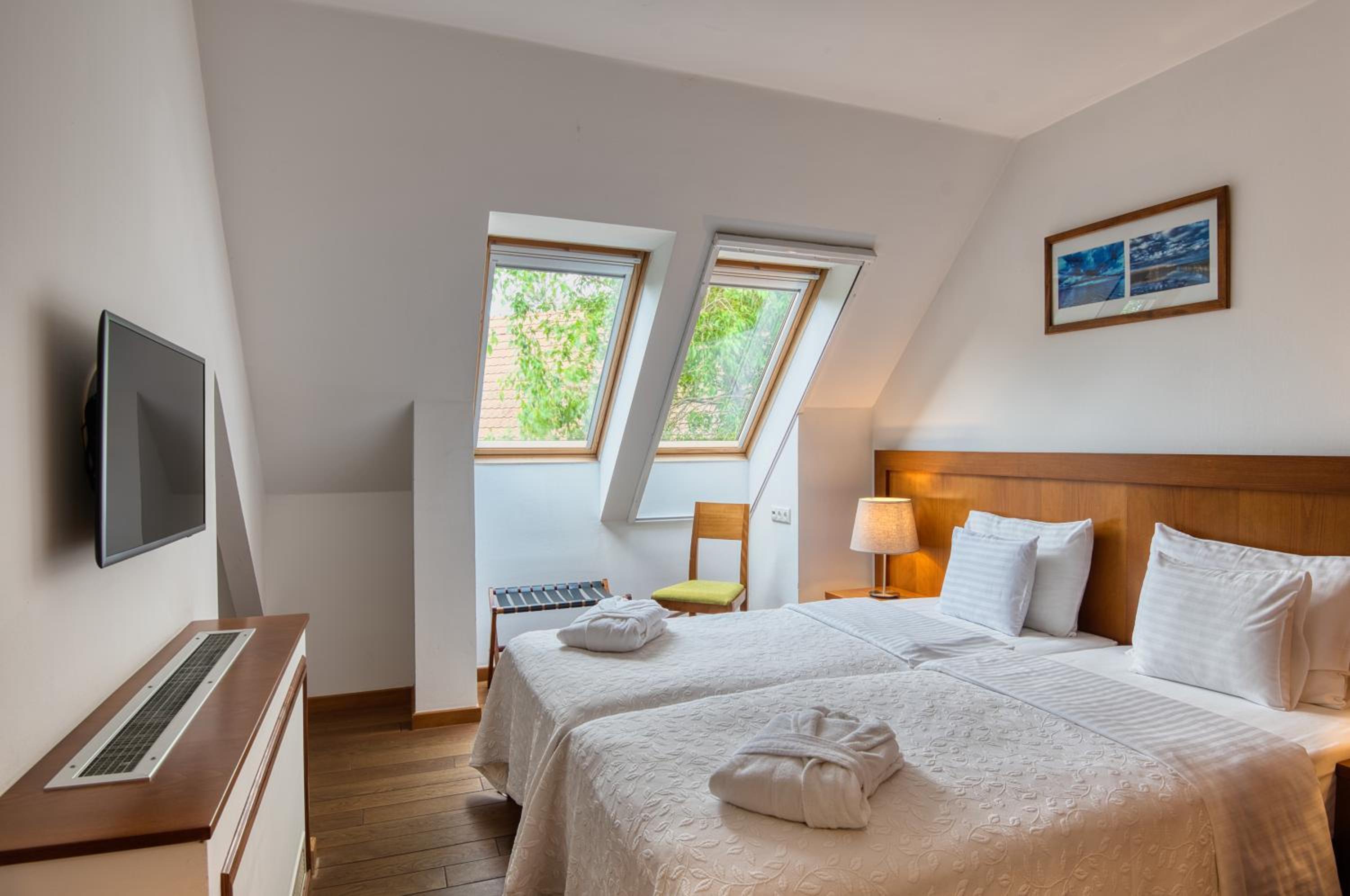 Suite with Lake View - Photo 2