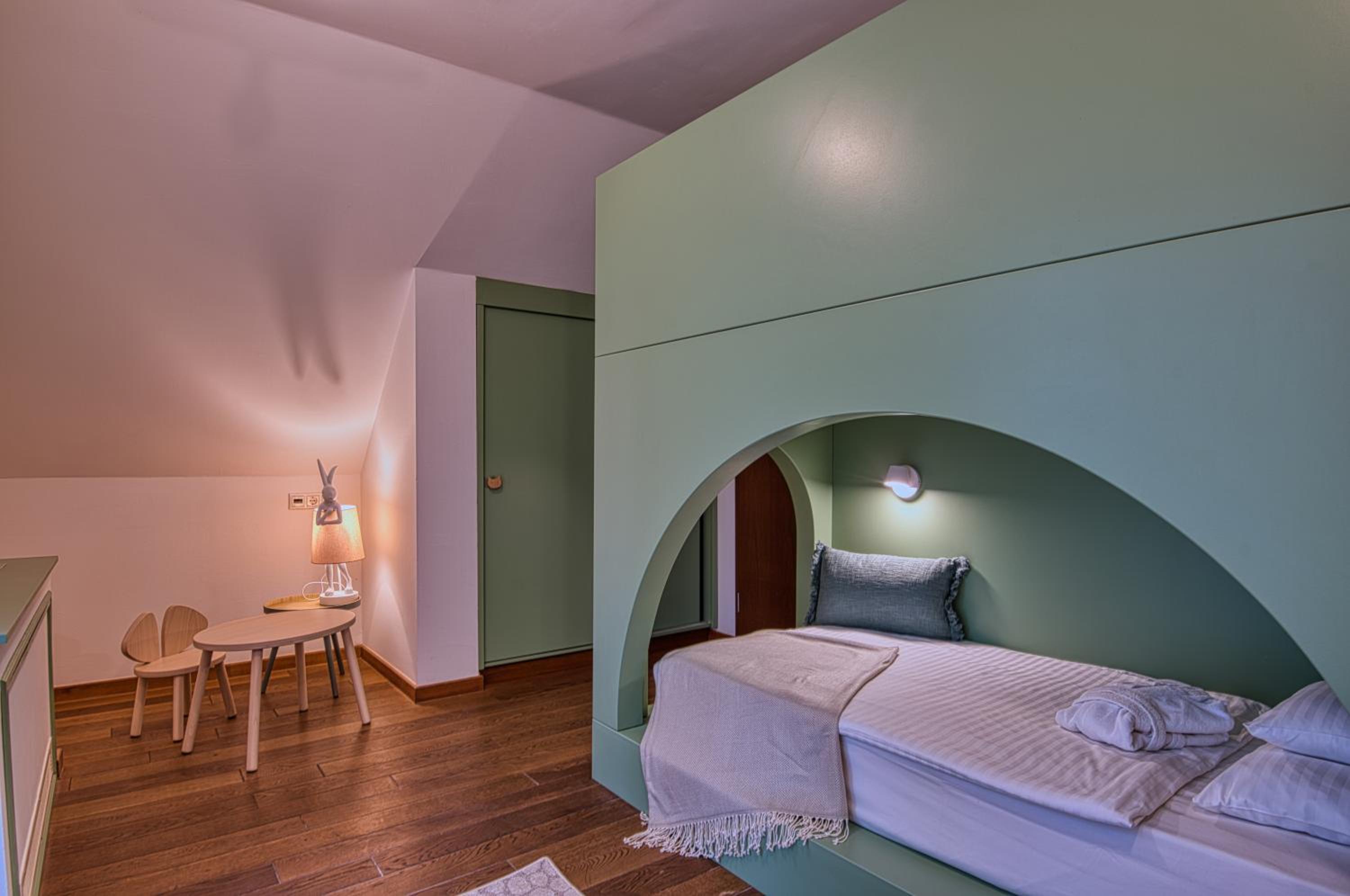 Suite with Lake View - Photo 10