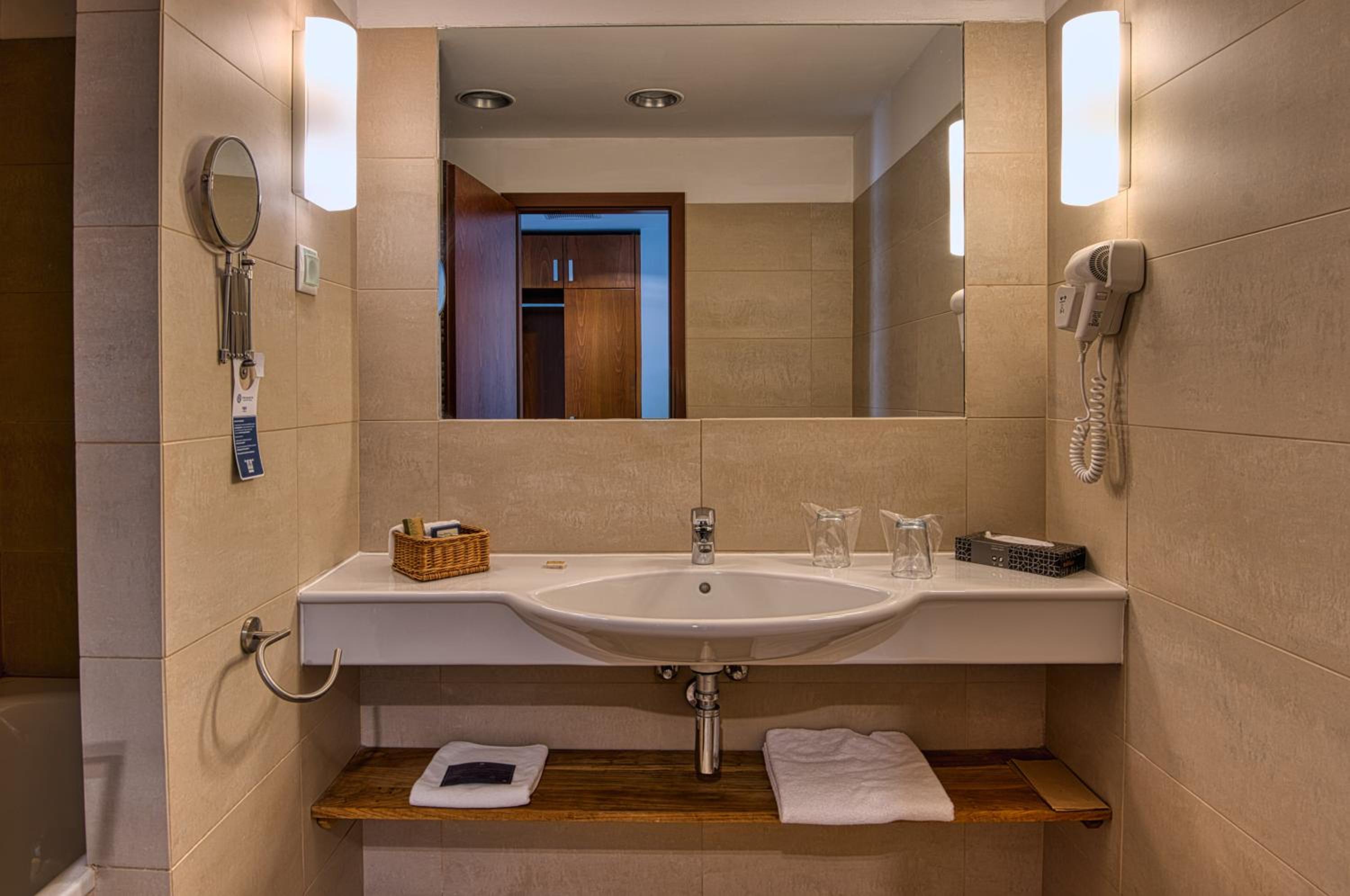 Triple Room with Bath - Photo 4