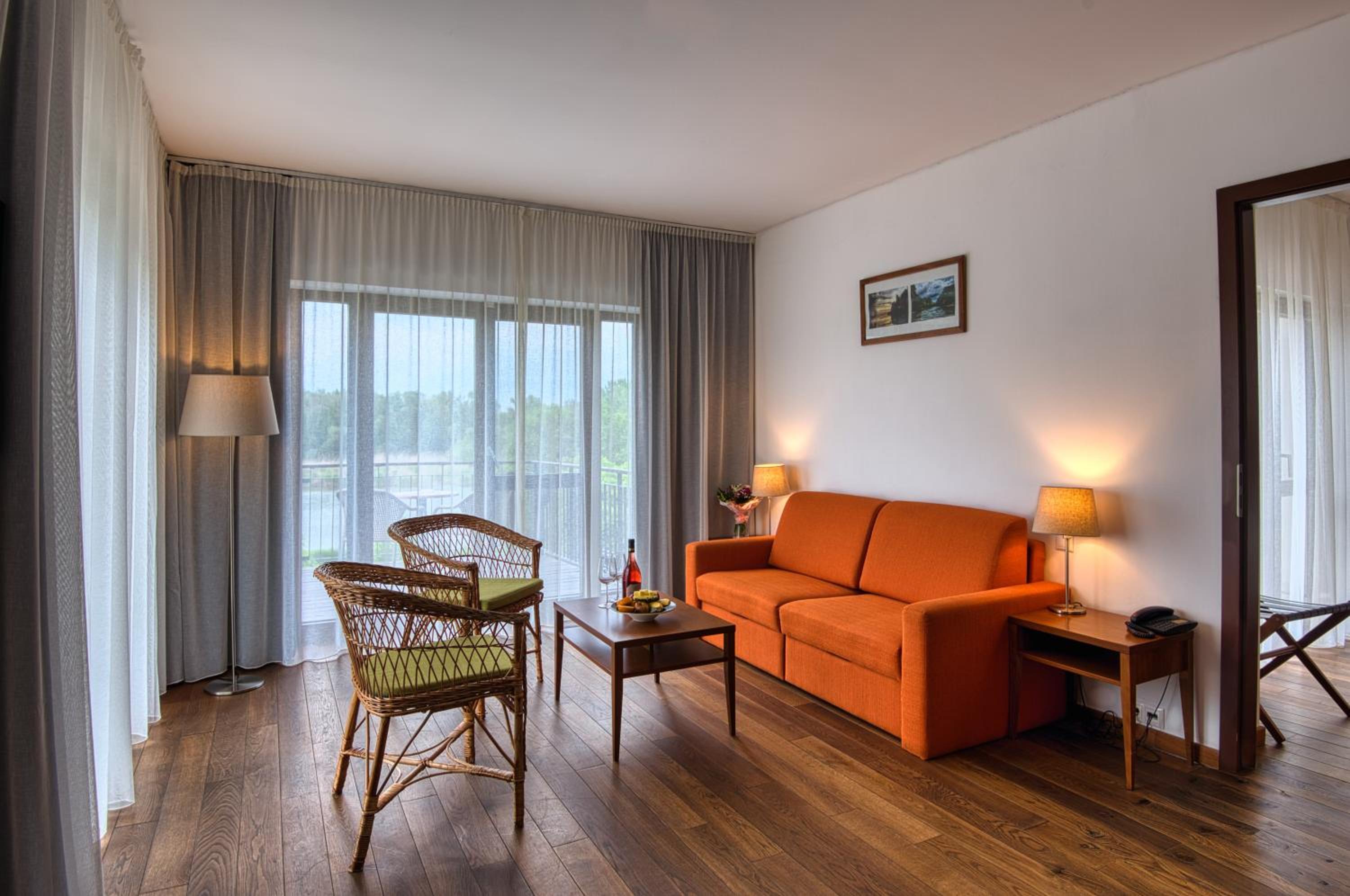 Suite - Photo 1