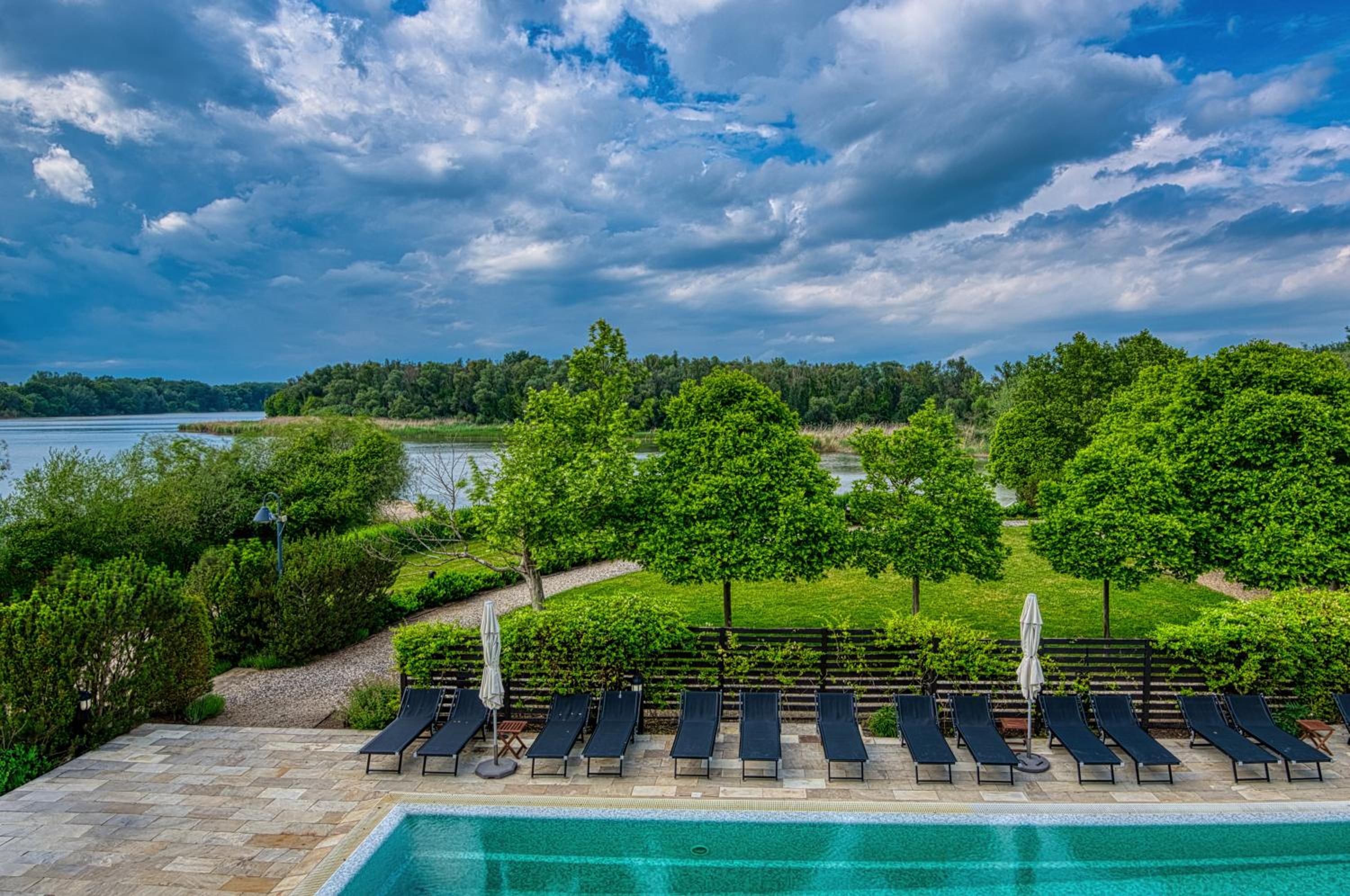 Double or Twin Room with Lake View - Photo 10