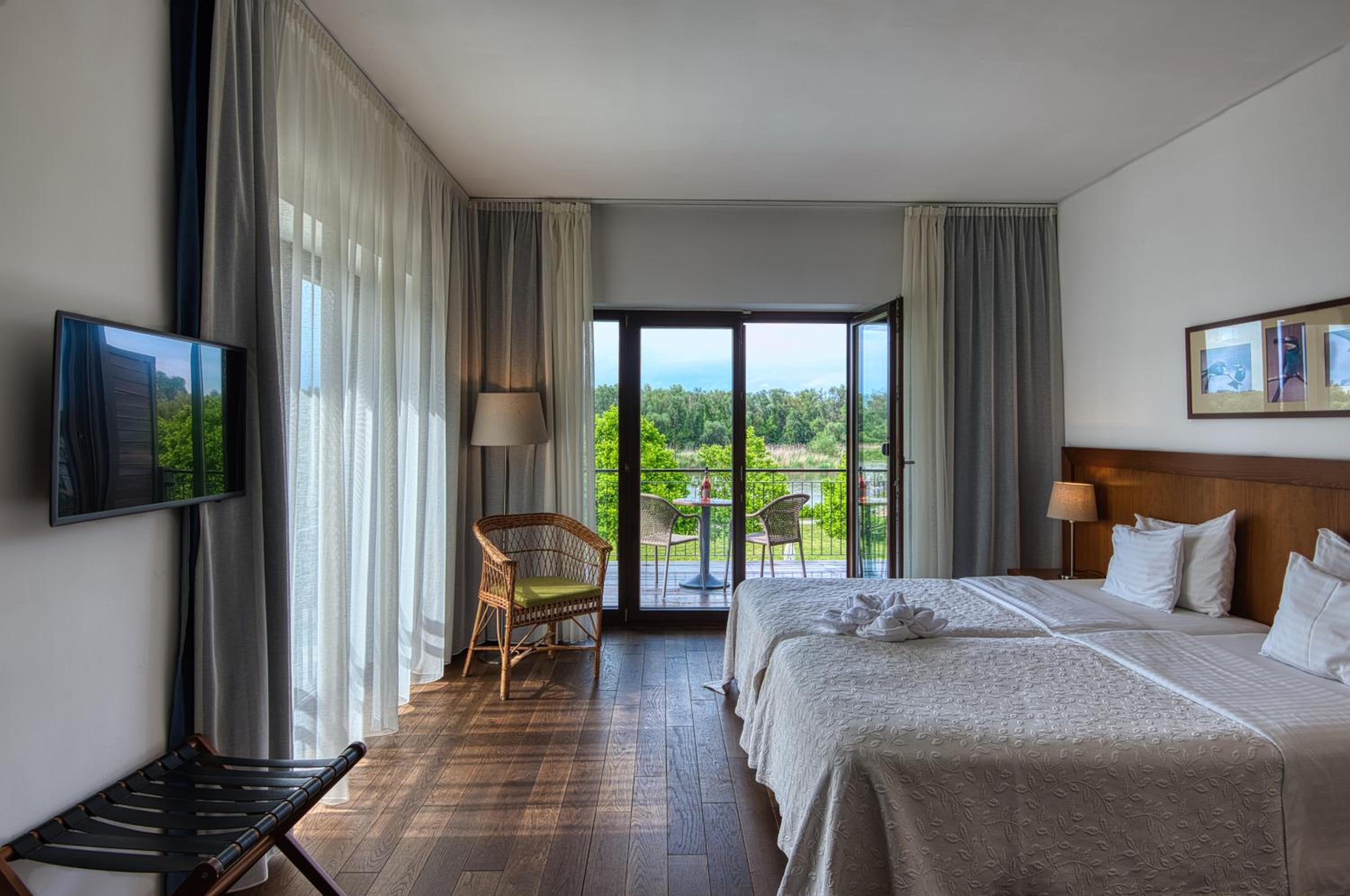 Double or Twin Room with Lake View - Photo 5