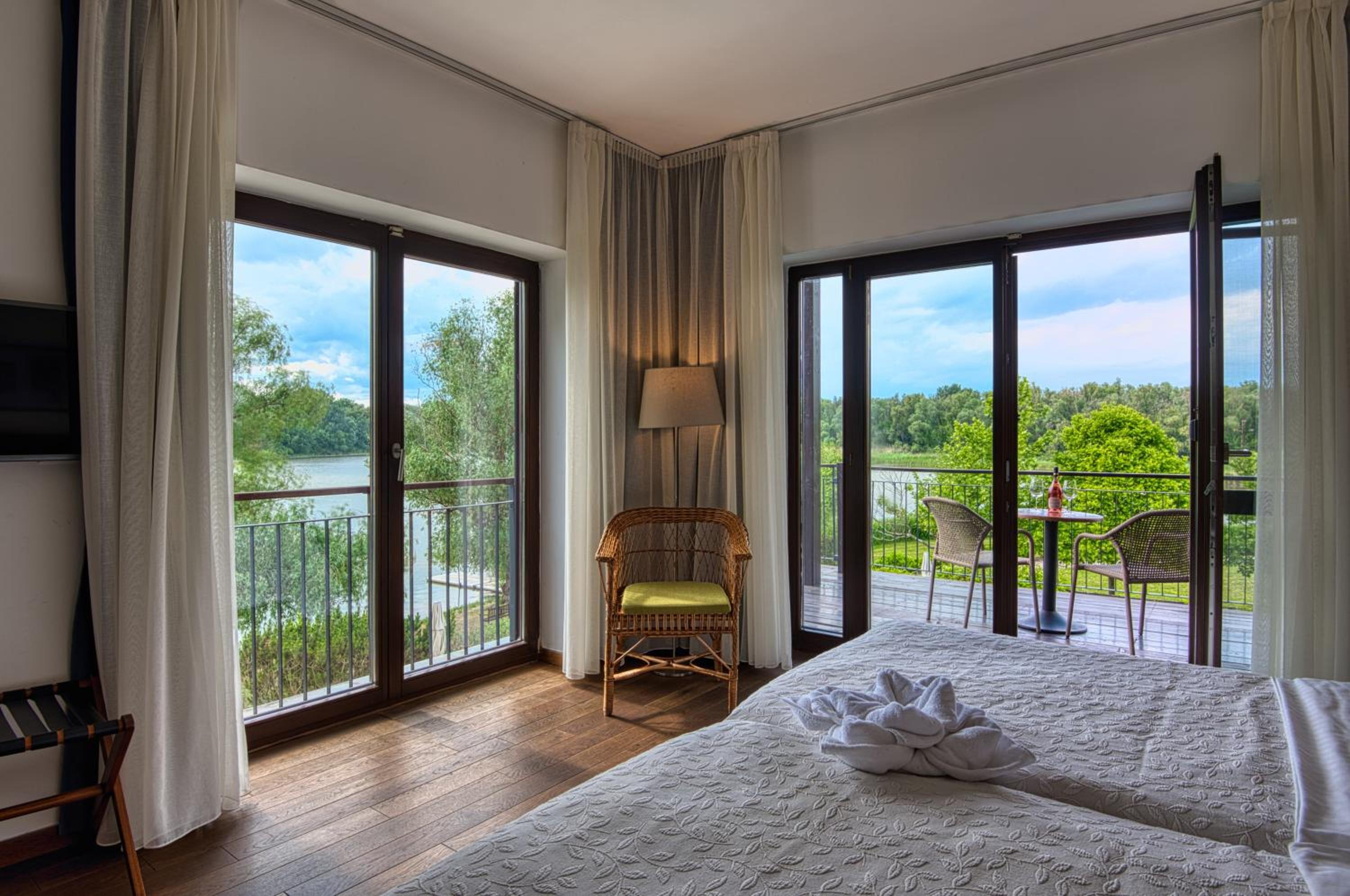 Double or Twin Room with Lake View - Photo 2