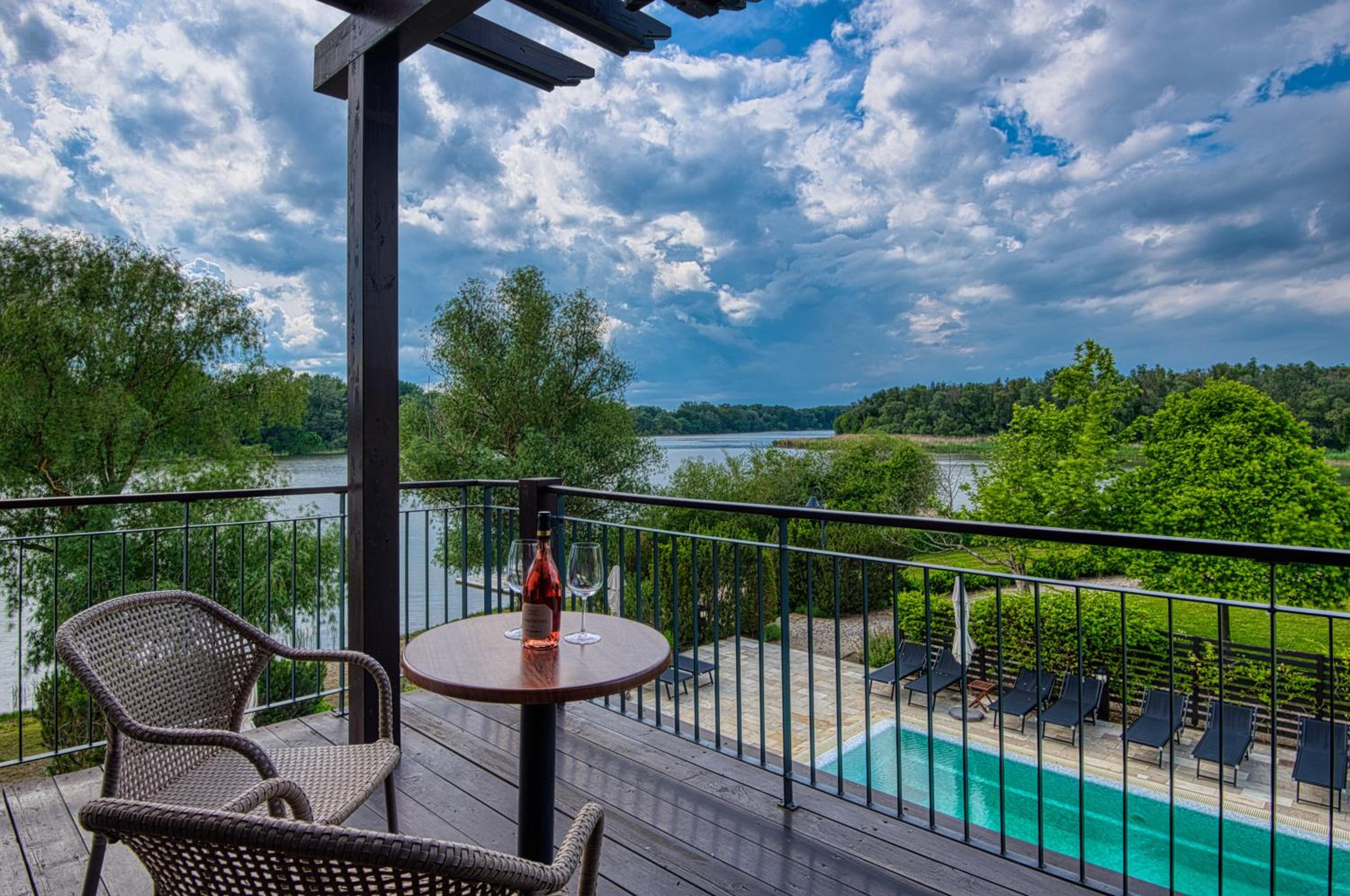 Double or Twin Room with Lake View - Photo 6