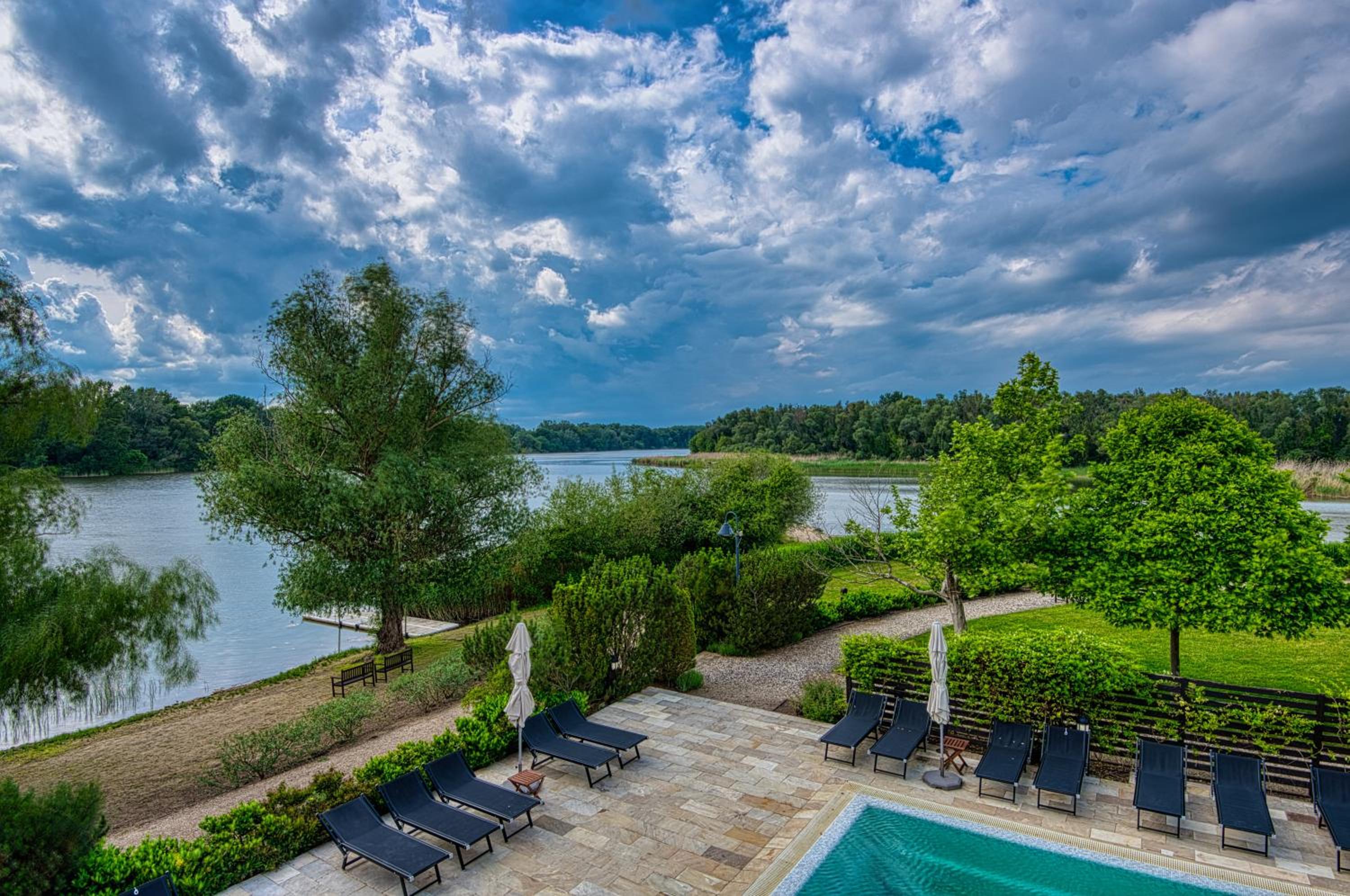 Double or Twin Room with Lake View - Photo 11