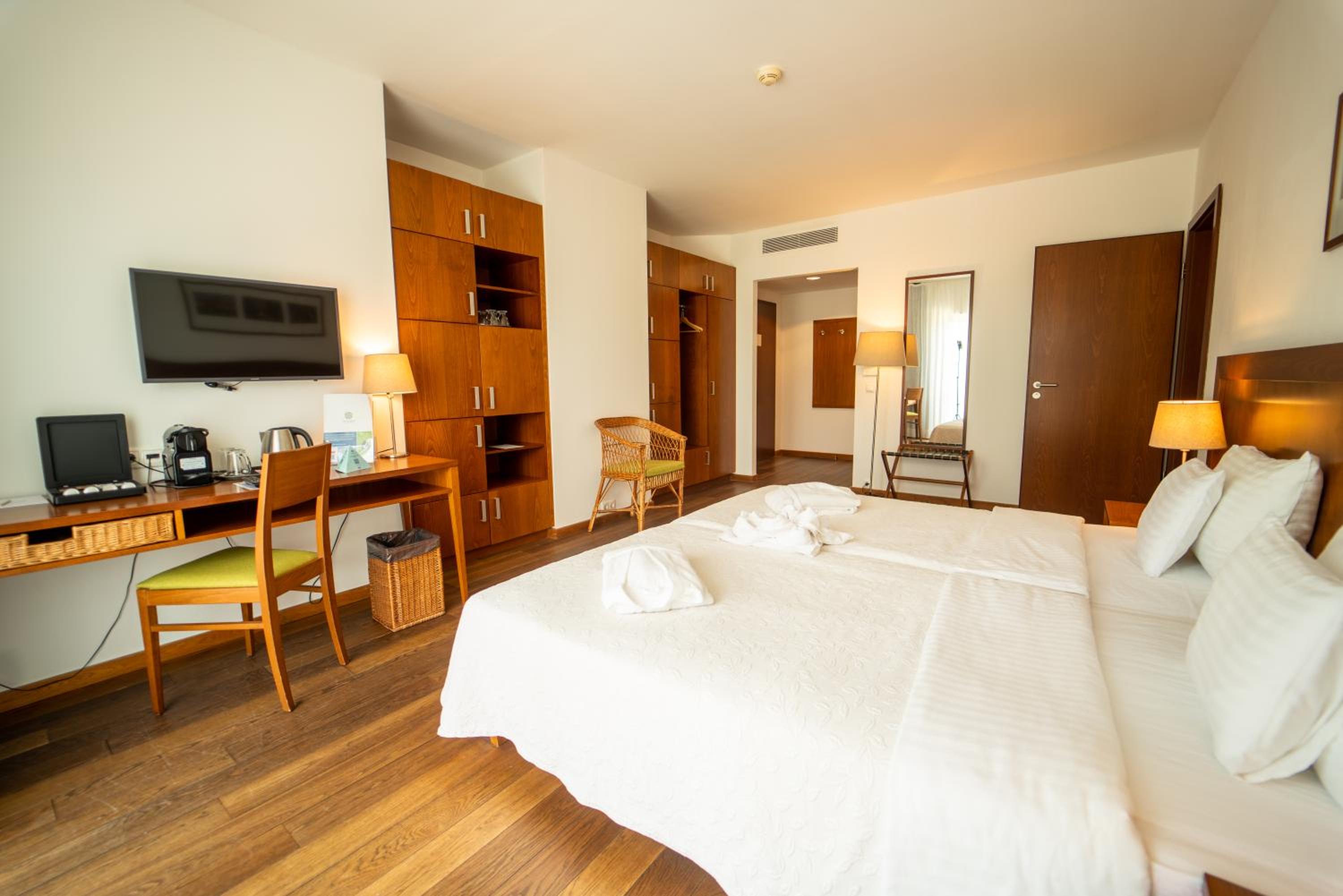 Suite - Photo 11