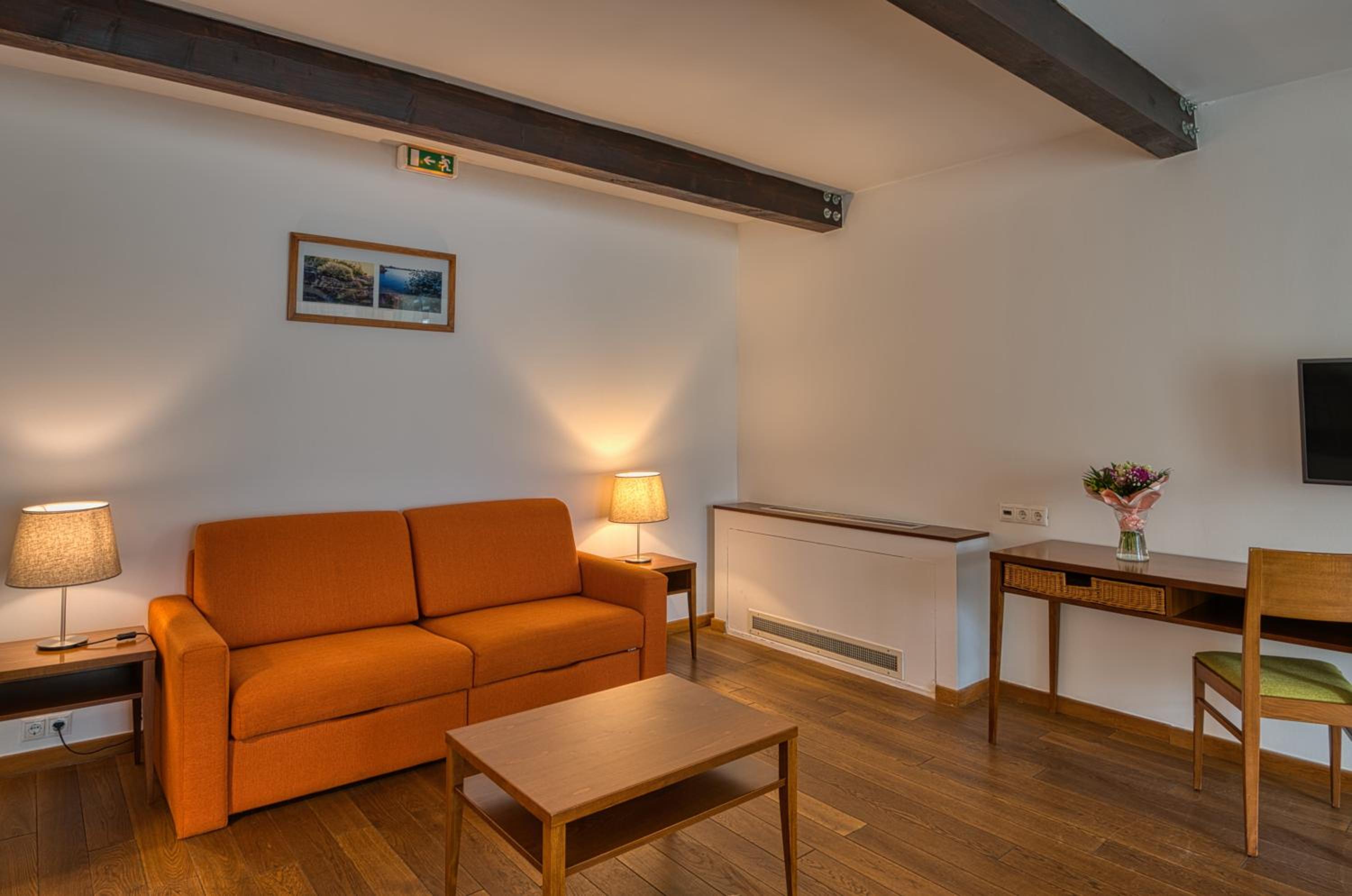 Two-Bedroom Bungalow - Photo 2