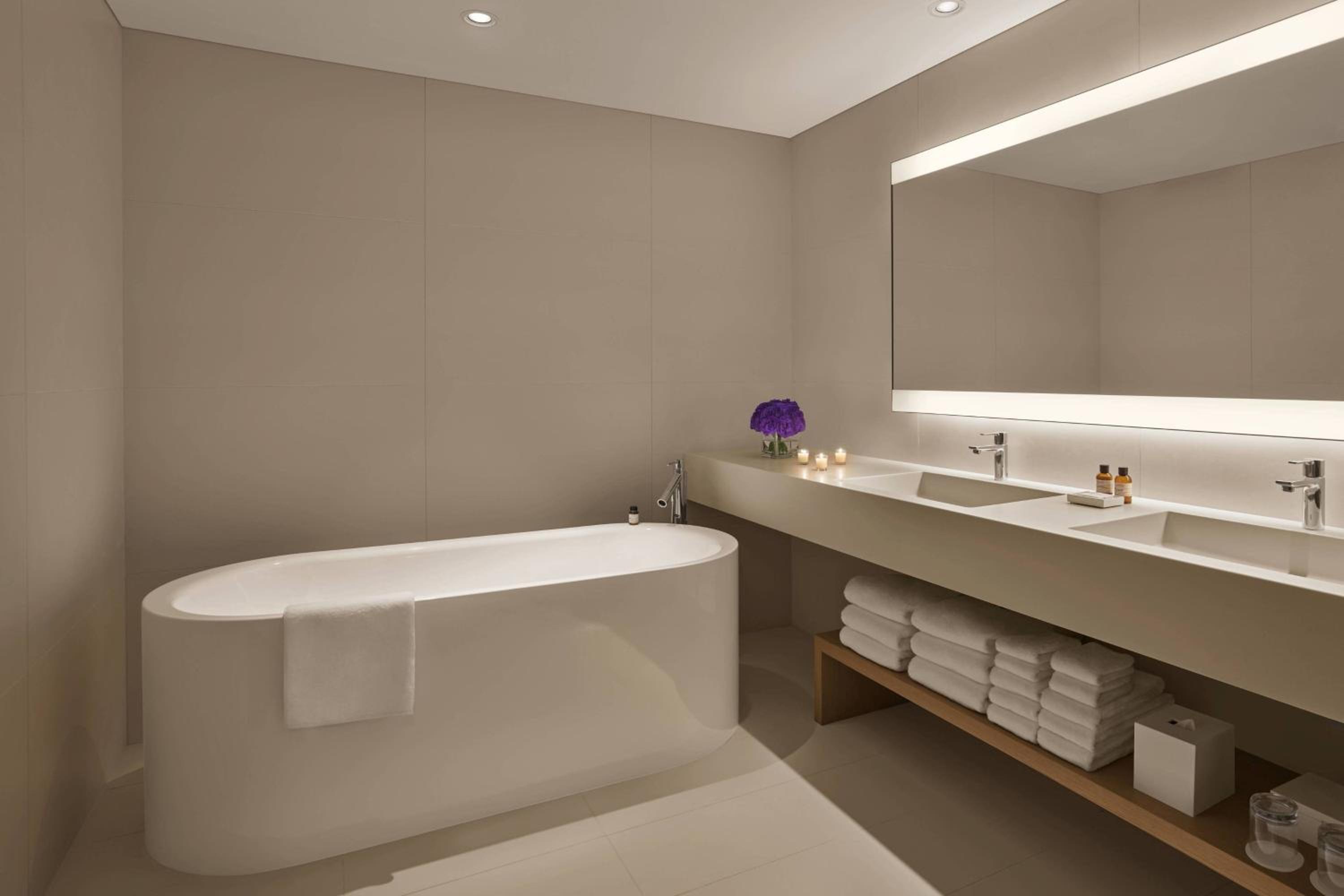 Superior Suite, Suite, 1 King, City view thumbnail 5