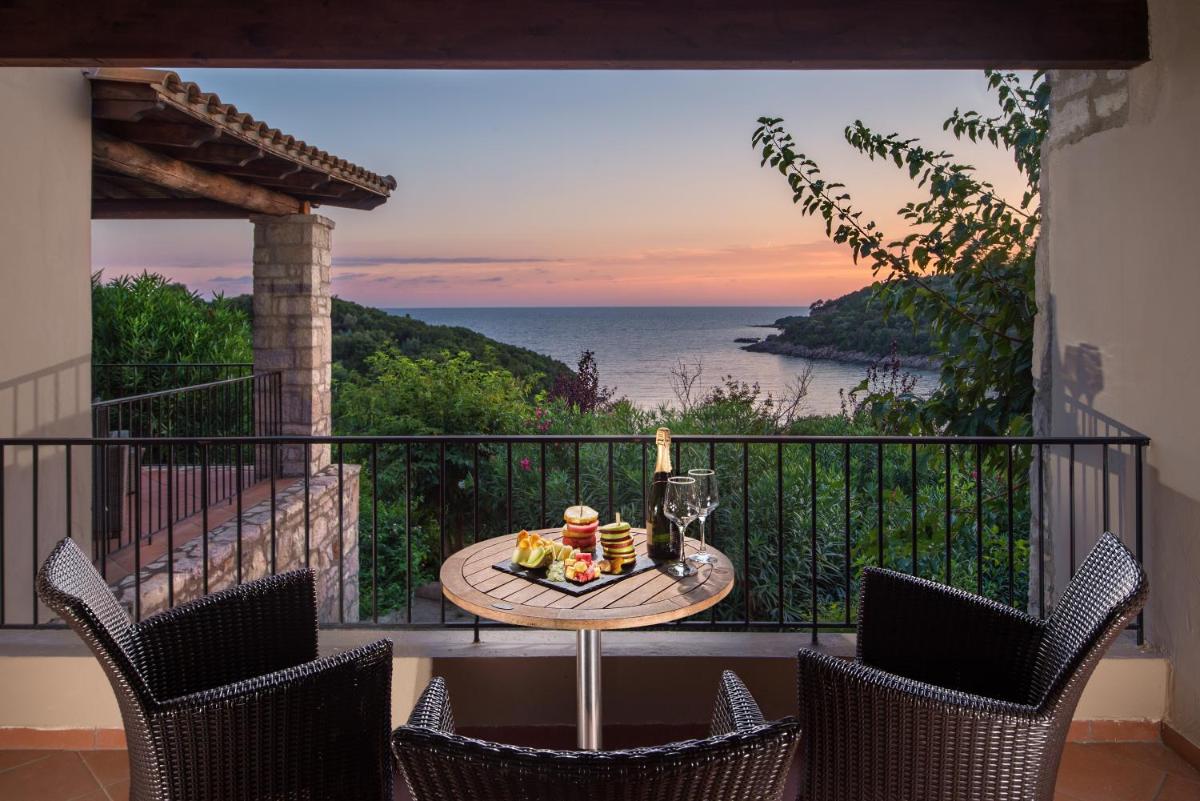 One-Bedroom Suite with Sea View - Photo 4
