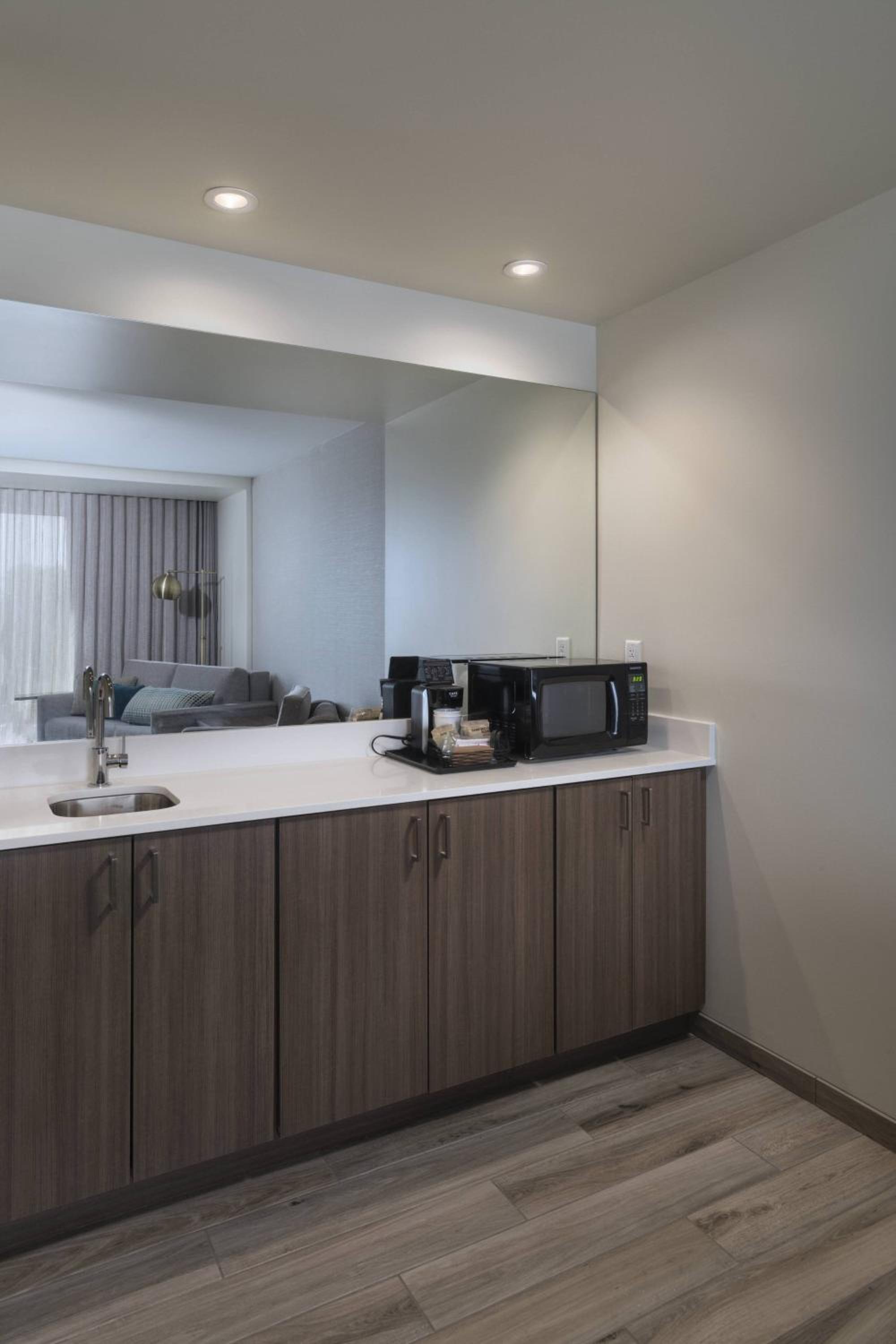 1 Bedroom Suite, 1 King, Sofa bed - Photo 2