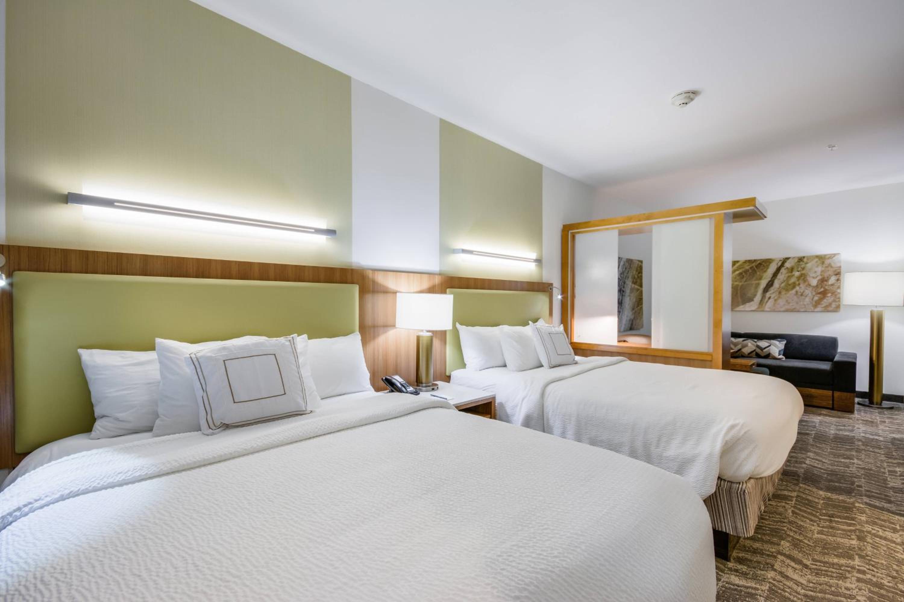 Queen Suite with Sofa Bed - Photo 2