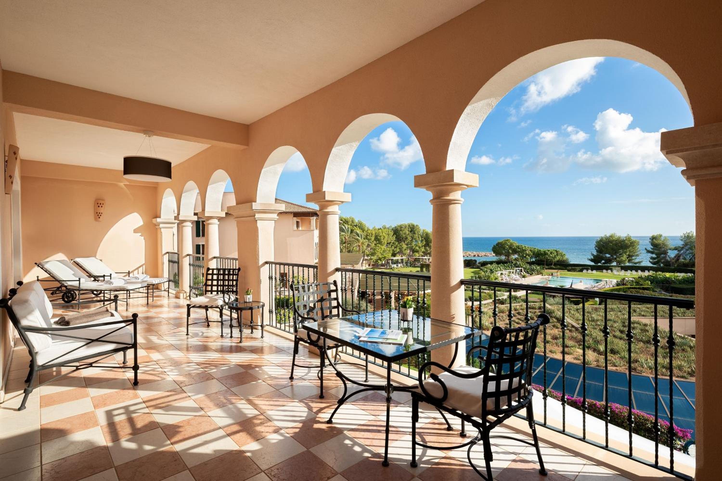One-Bedroom King Suite With Balcony And Sea View - Ocean One thumbnail 6