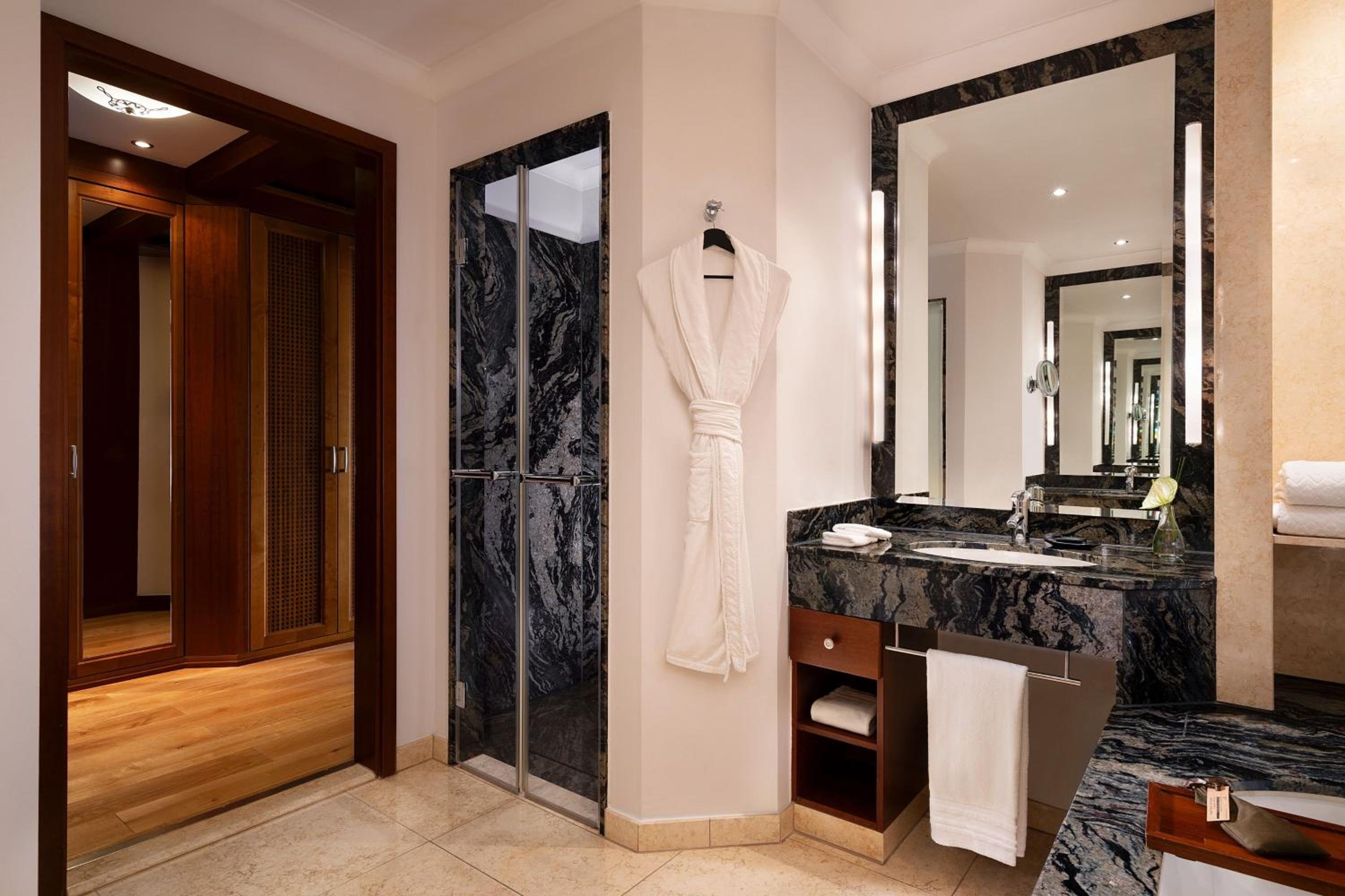 Deluxe Twin Room with Garden Access thumbnail 5