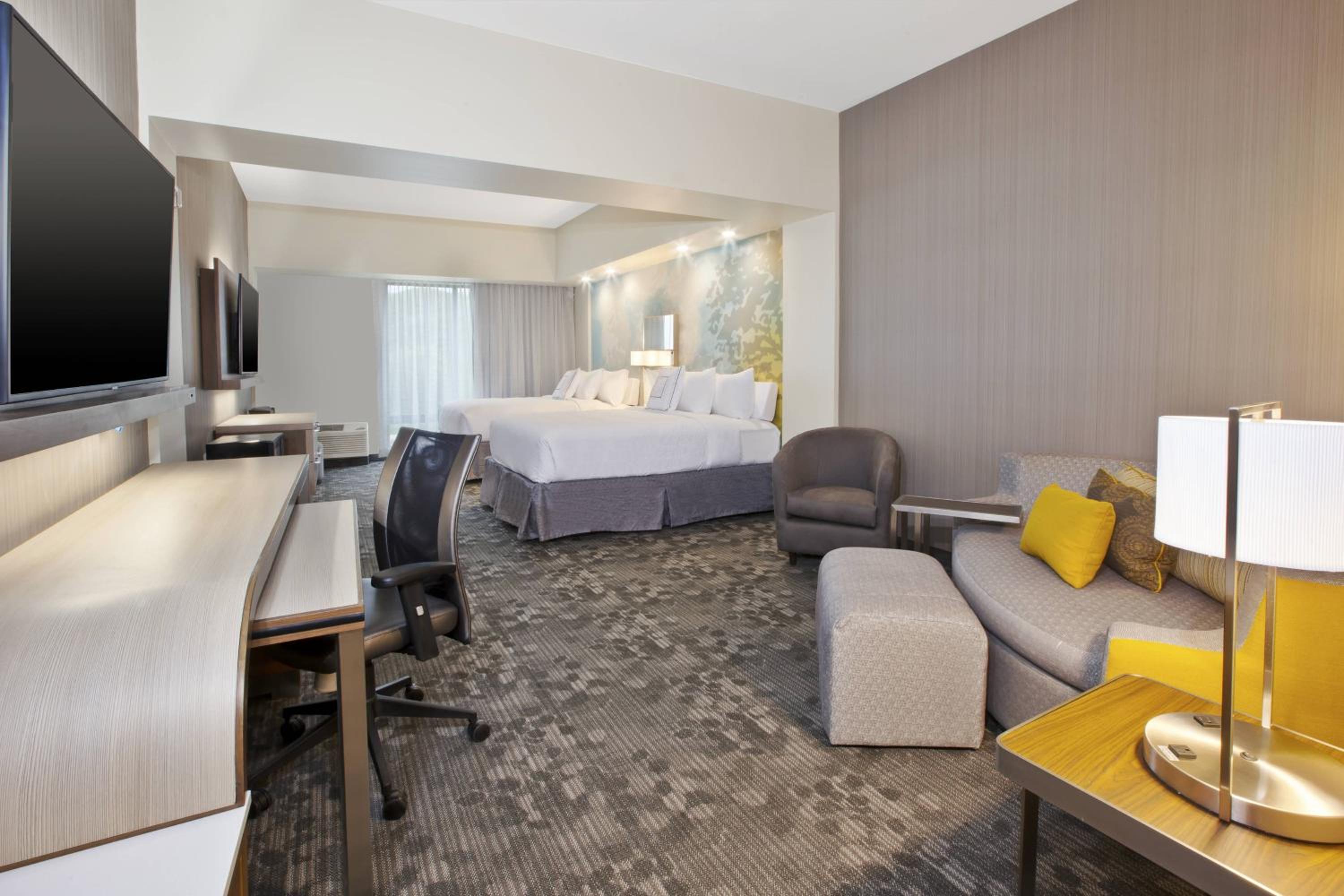 Larger Guest room, 2 Queen, Sofa bed  