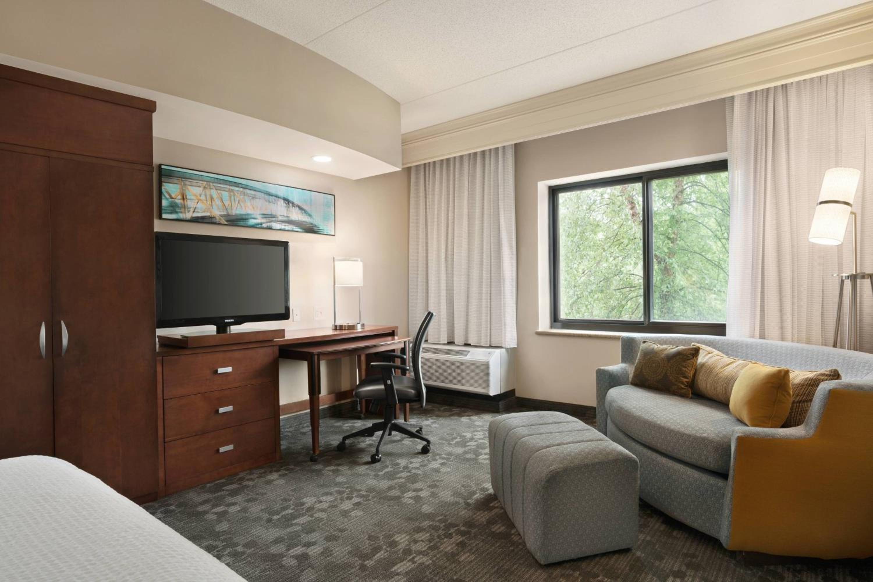 King Room with Sofa Bed - Photo 4