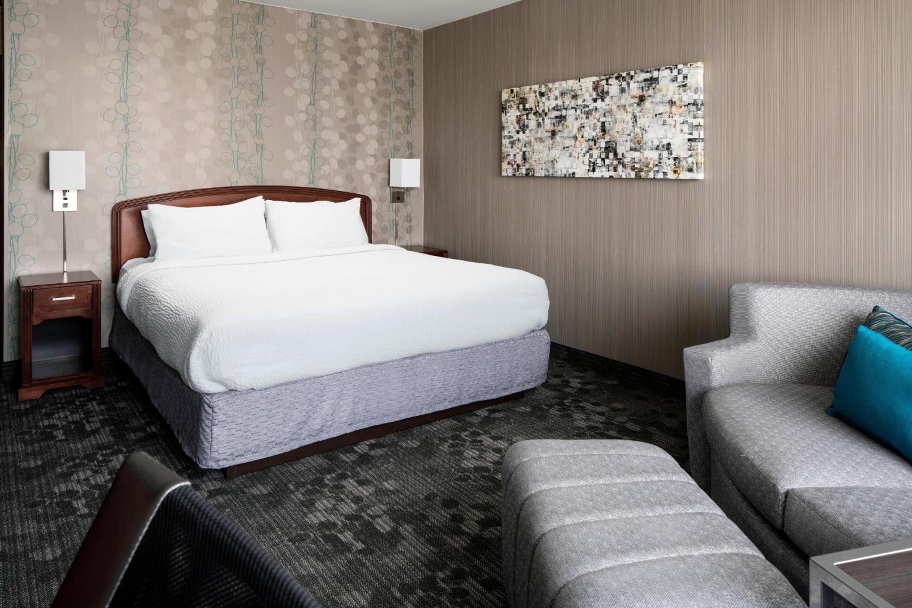 King Room with Sofa Bed - Photo 4