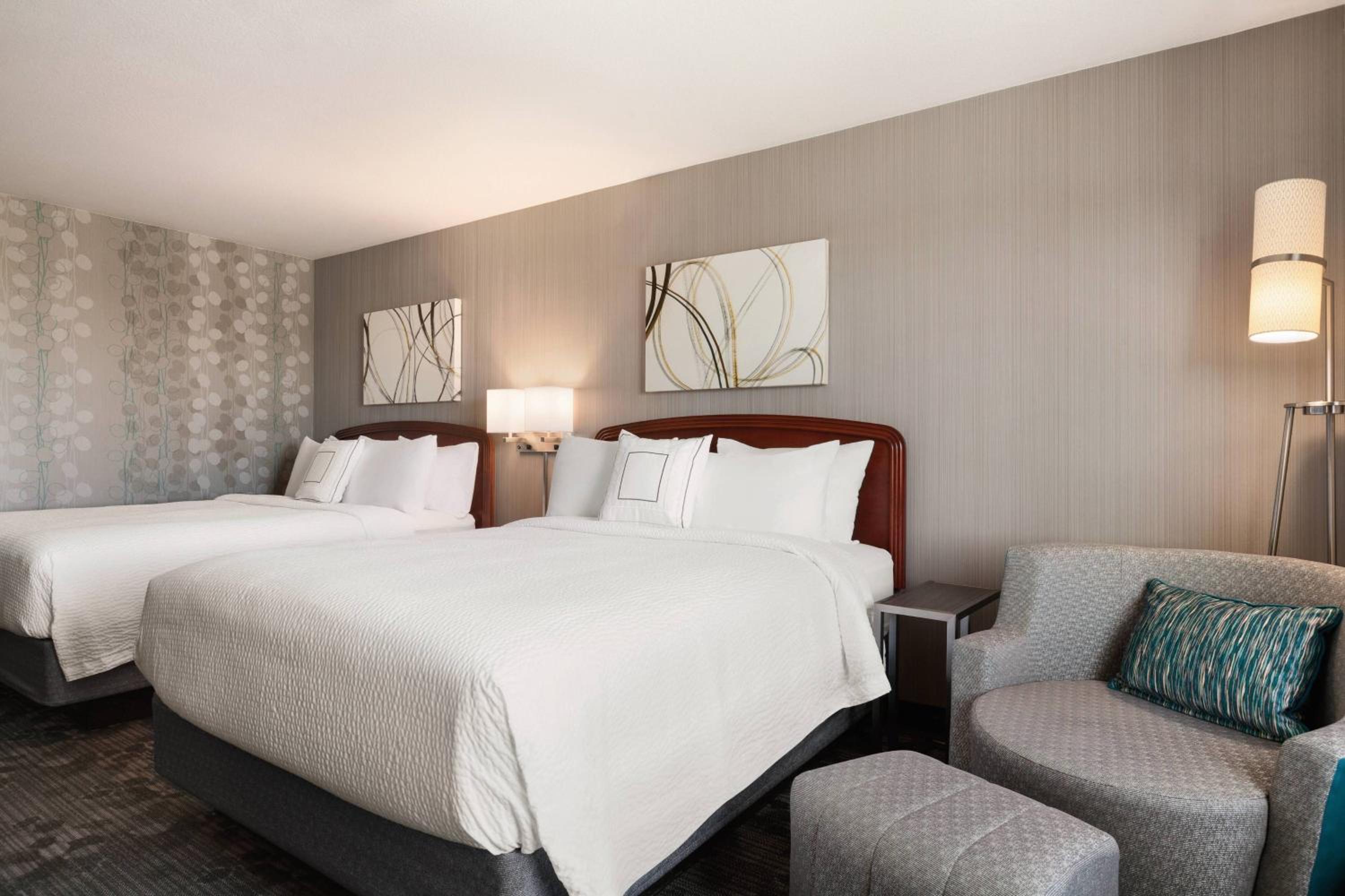 Queen Room with 2 Queen Beds - Photo 3