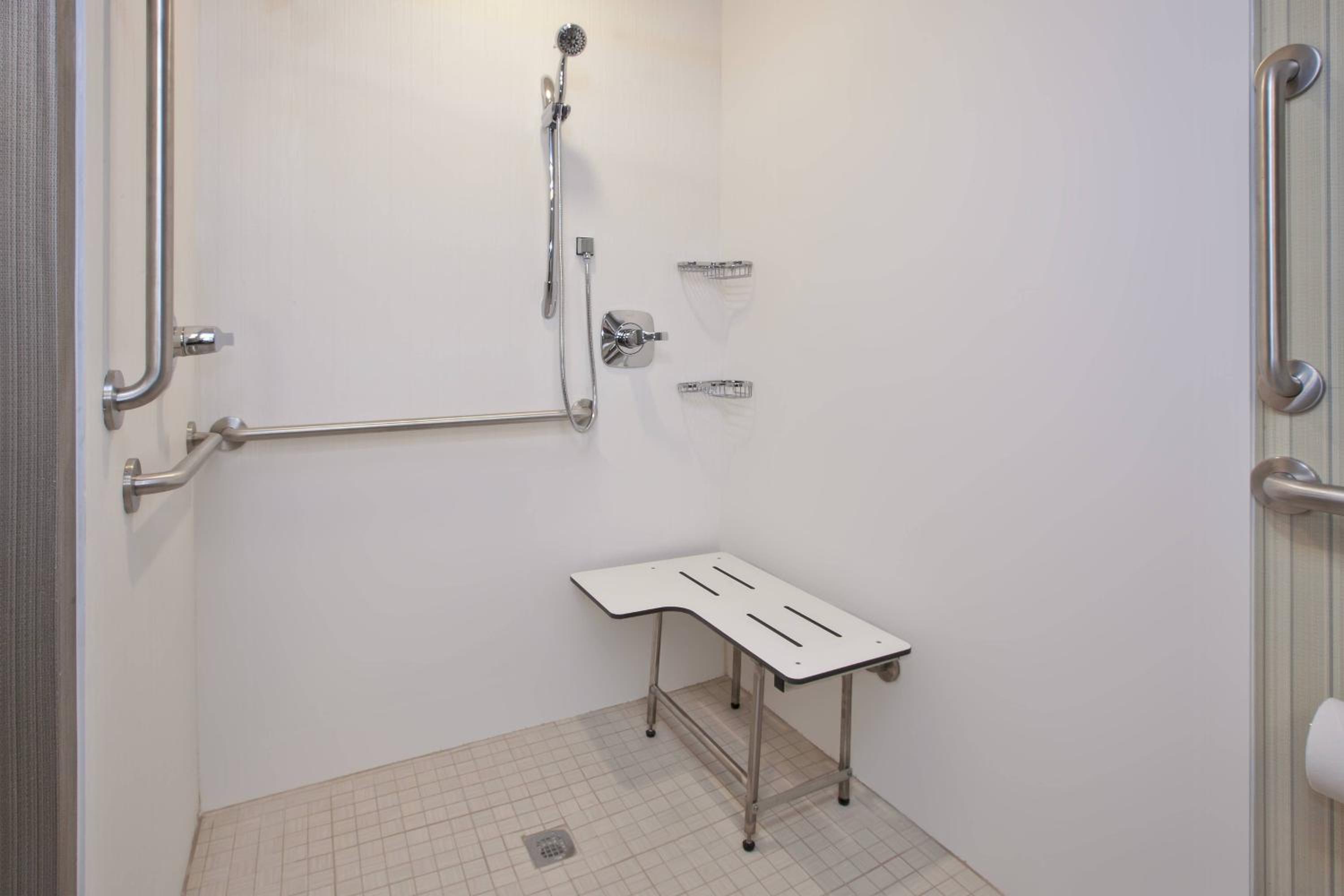 King Room with Sofa Bed and Adapted Tub - Mobility Accessible - Photo 6