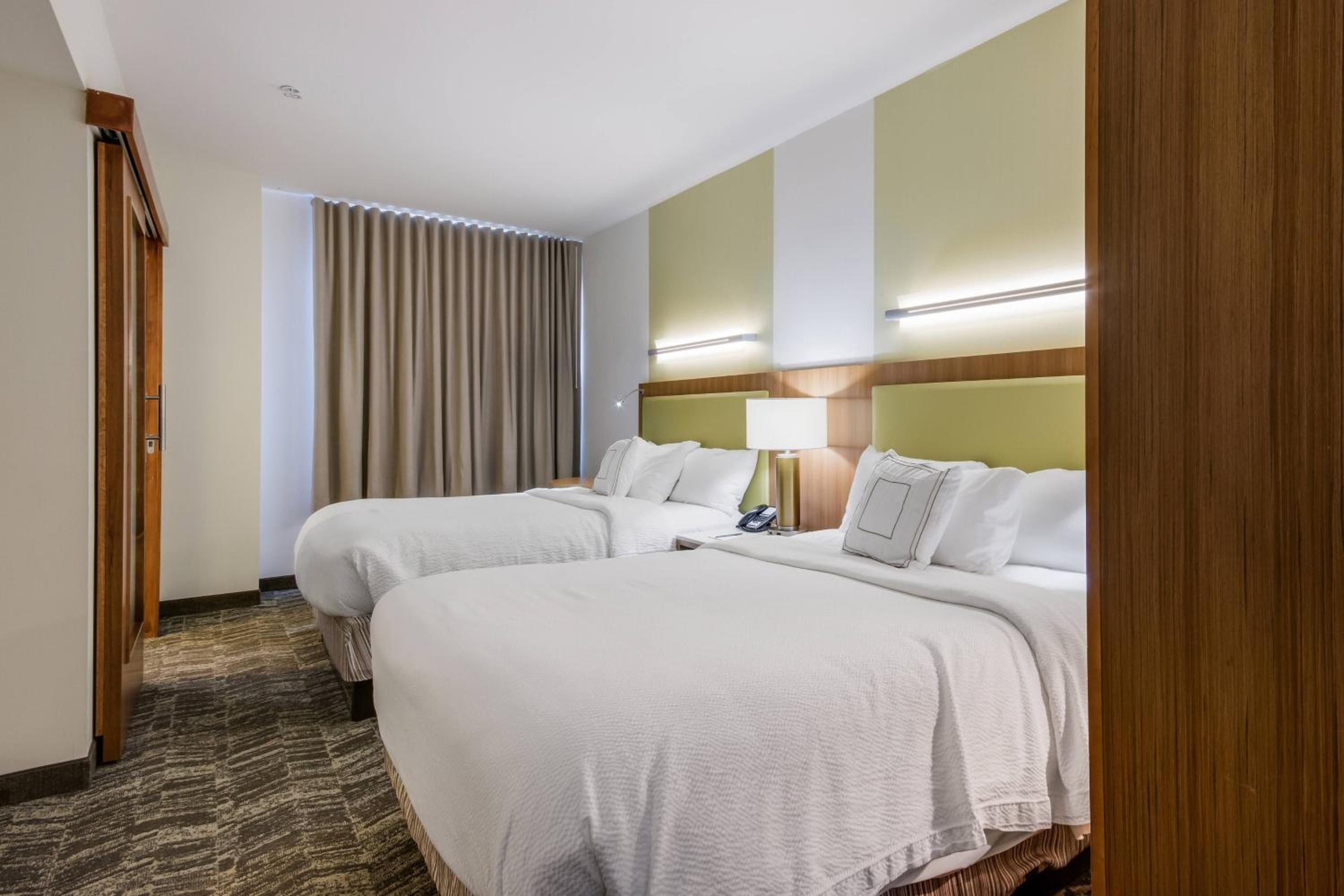 Queen Suite with Sofa Bed - Photo 4