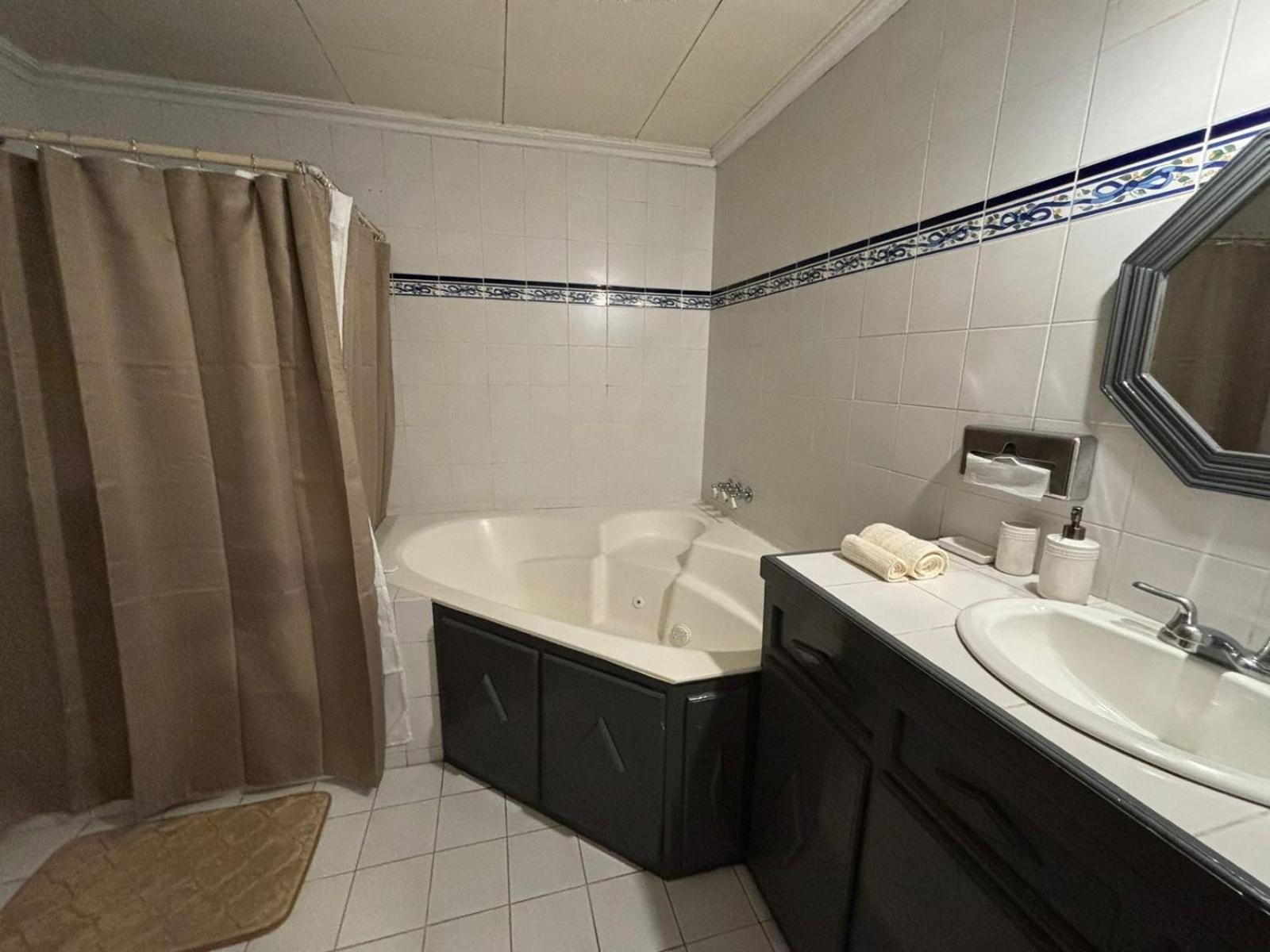 Deluxe Queen Suite photo 2