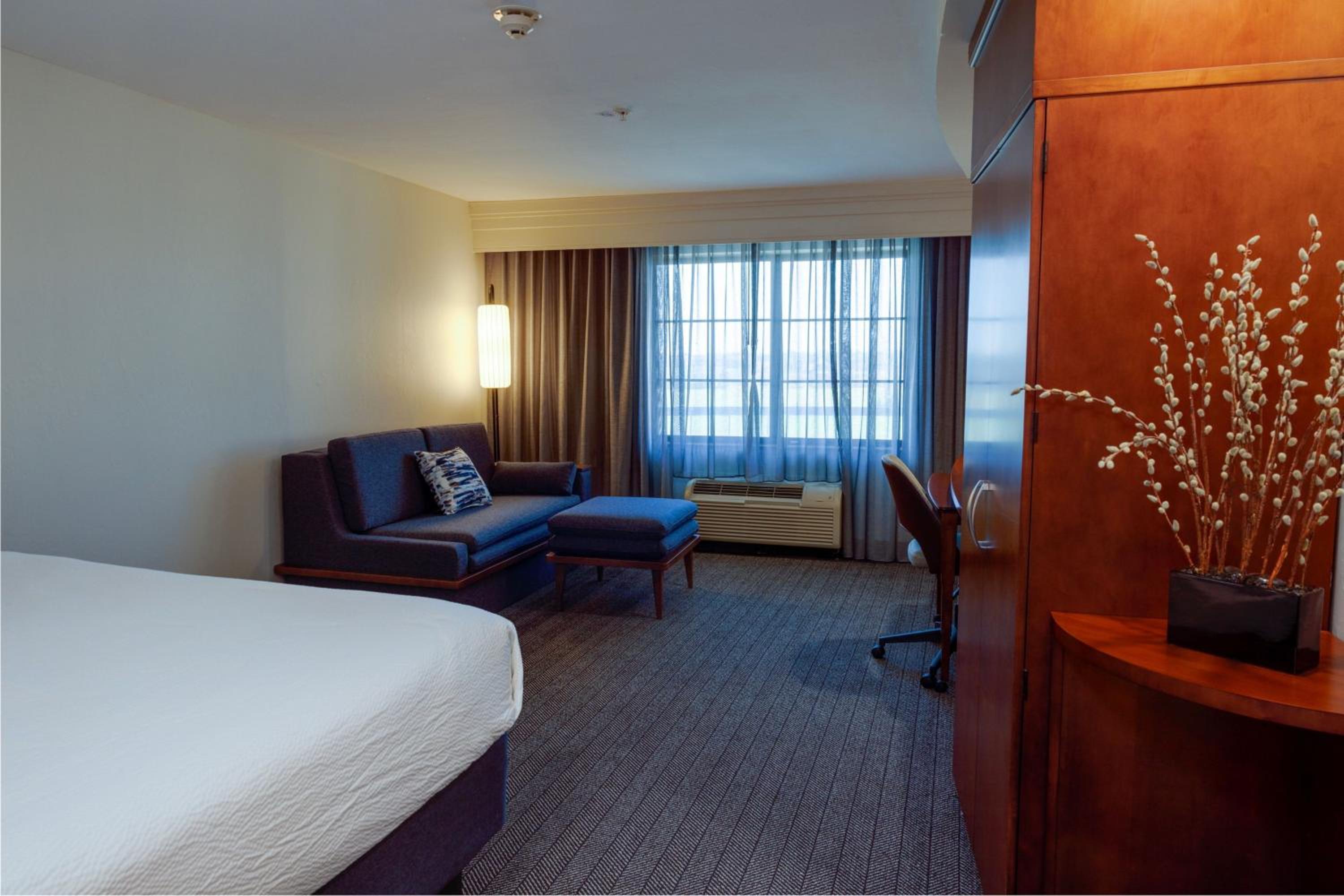 King Room with Sofa Bed - Photo 6
