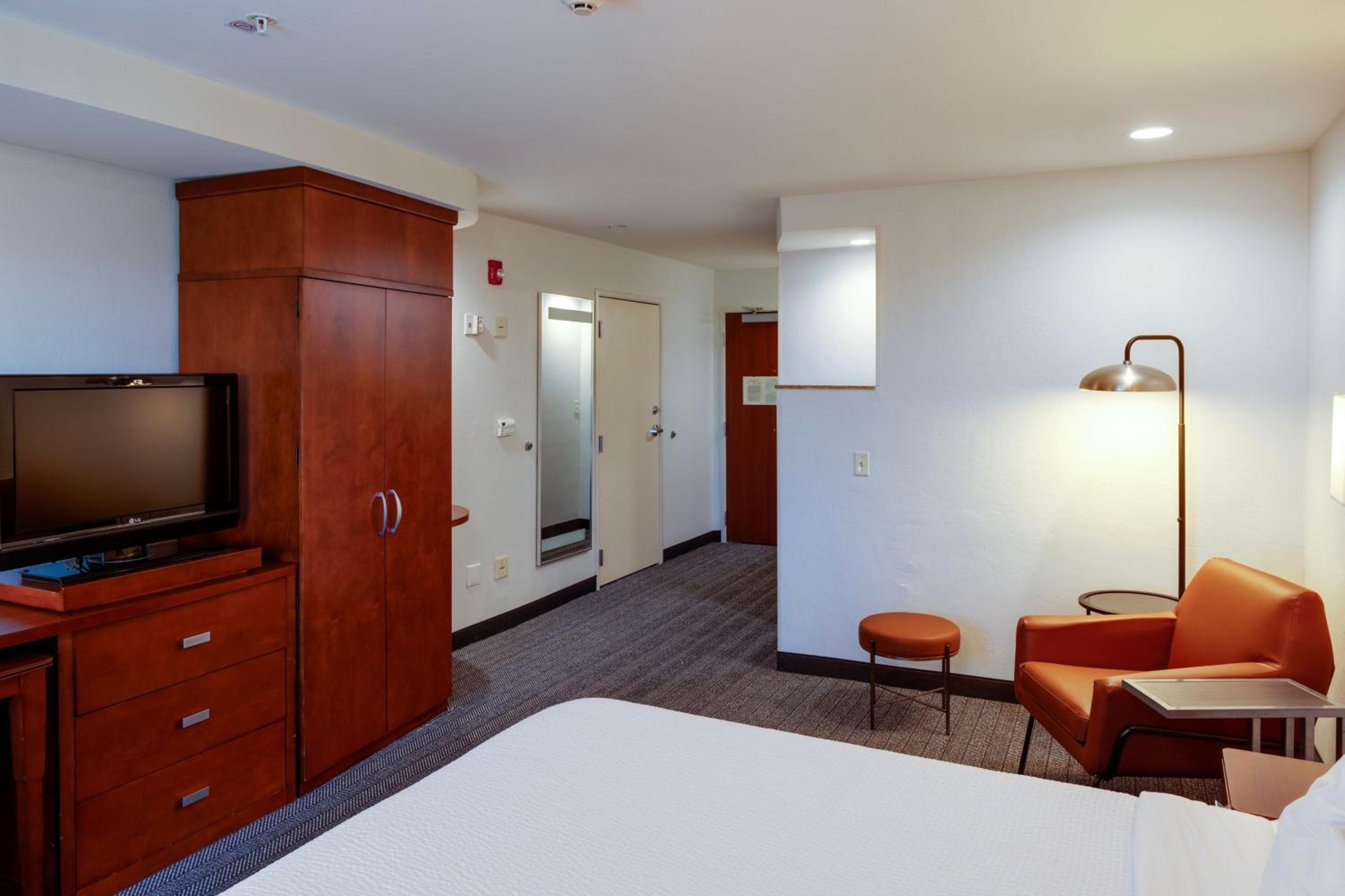King Room with Sofa Bed - Photo 14