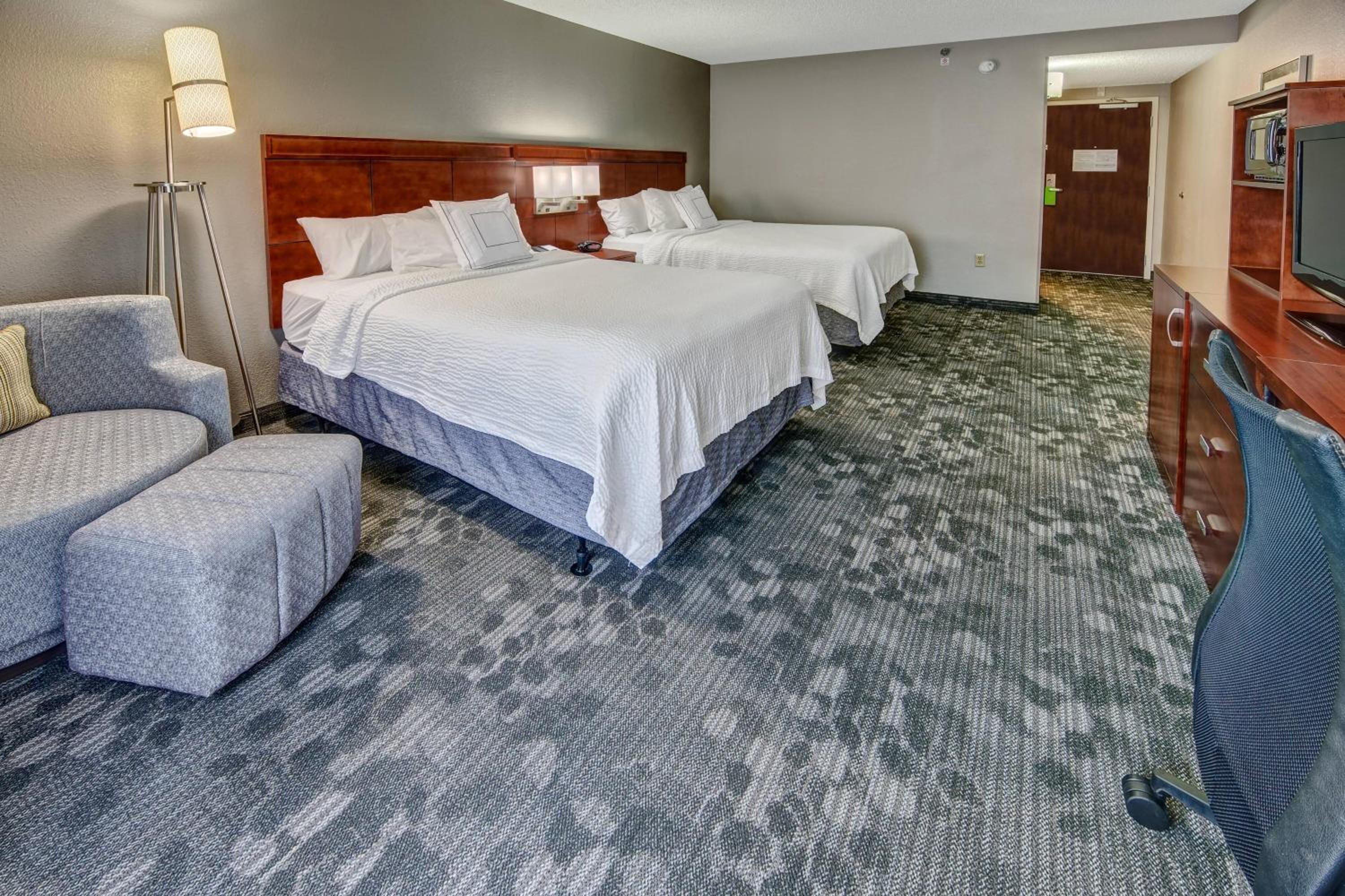 Double Room with Two Double Beds and Adapted Tub - Mobility and Hearing Accessible - Photo 2