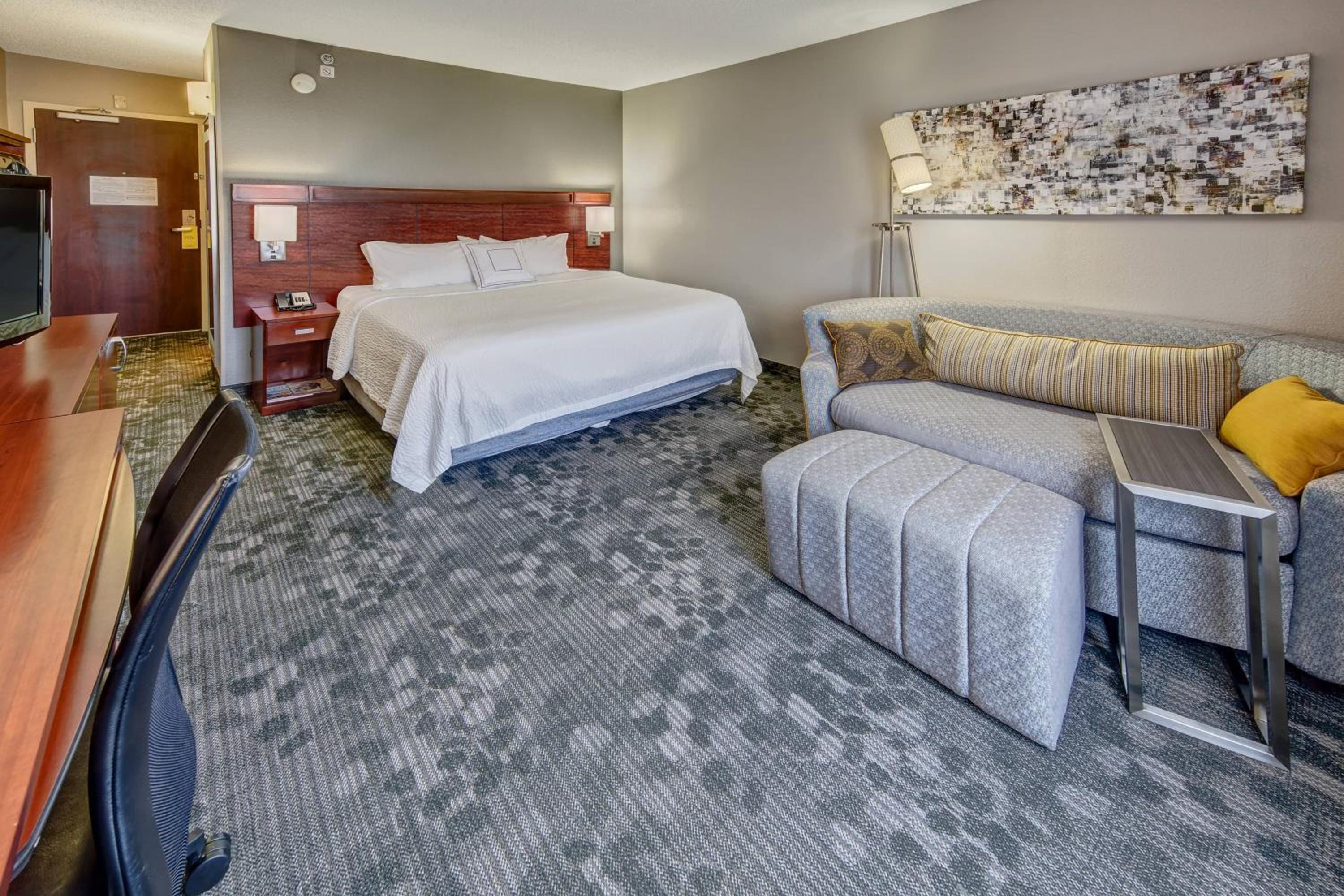 King Room with Sofa Bed - Photo 2