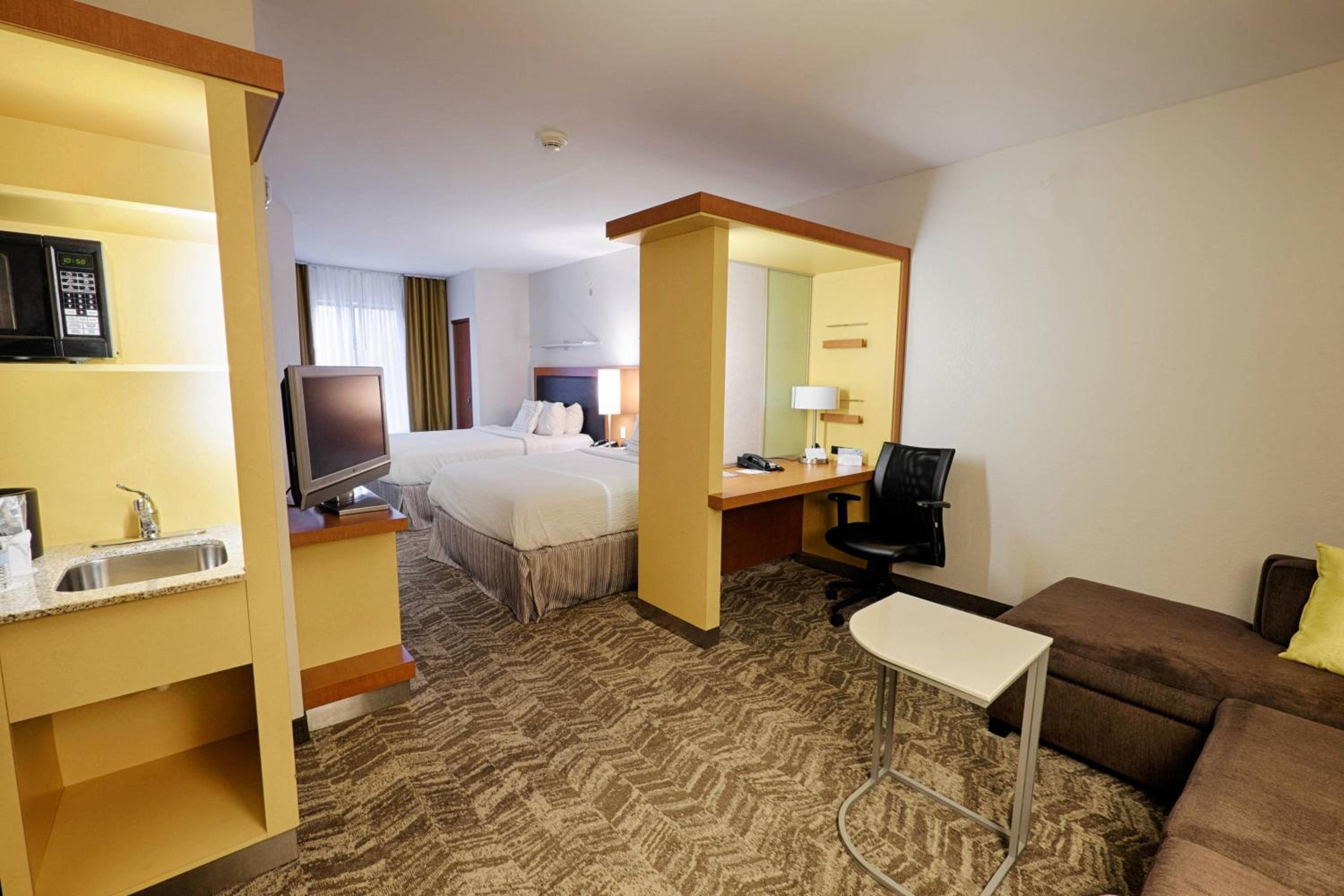 Queen Suite with Two Queen Beds, Bathtub and Trundle Sofa - Mobility Access/Hearing Accessible - Photo 1
