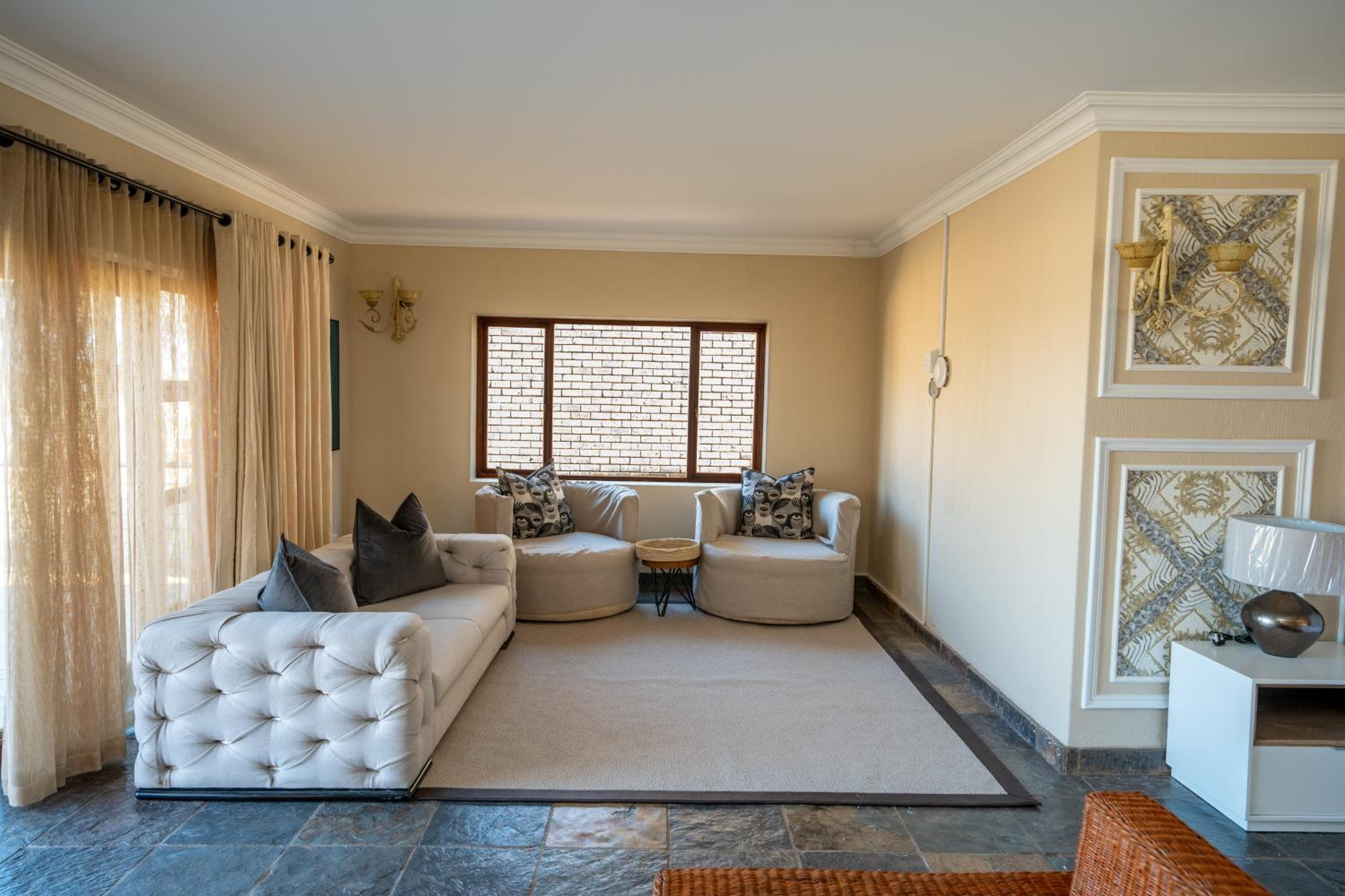 Deluxe Queen Suite