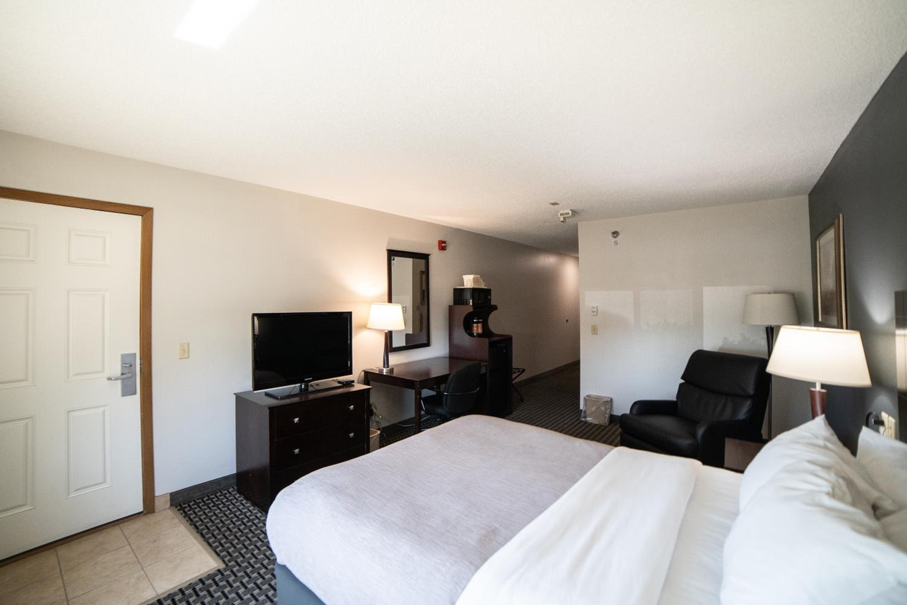 Queen Room - Accessible/Nonsmoking - Photo 1