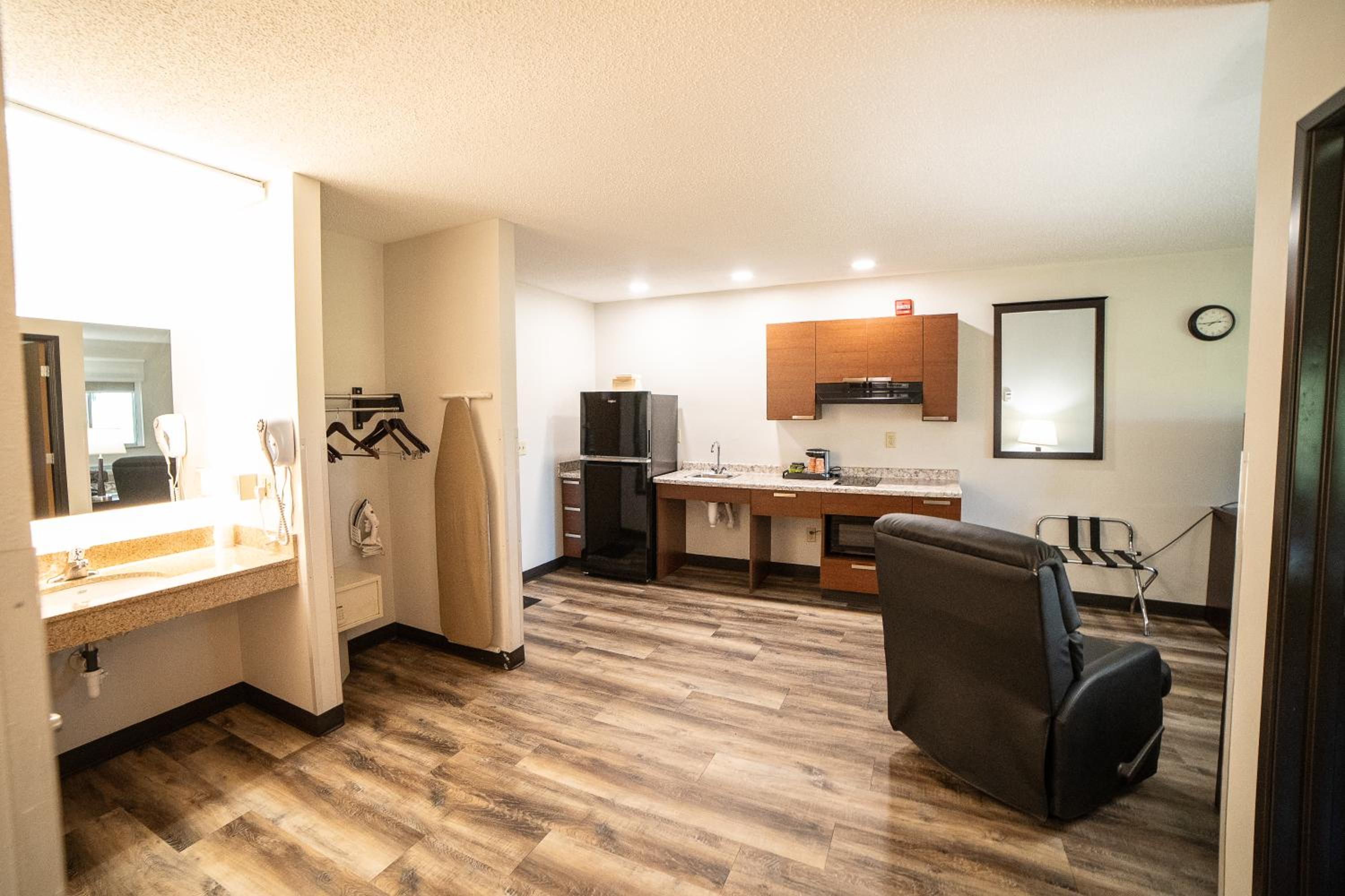 Queen Suite with Transfer Shower - Accessible/Non-Smoking photo 3