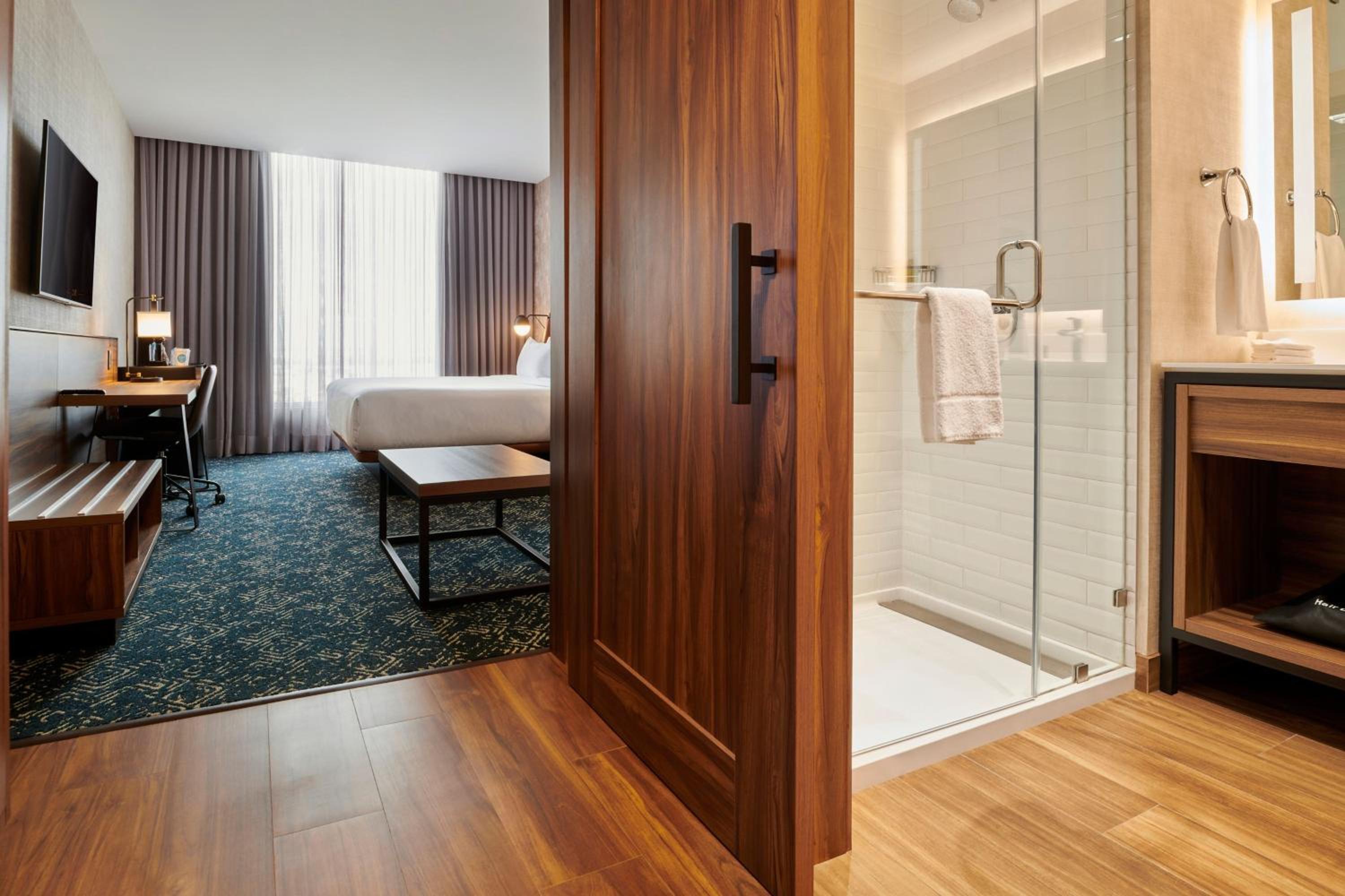 Deluxe King Room - Photo 2