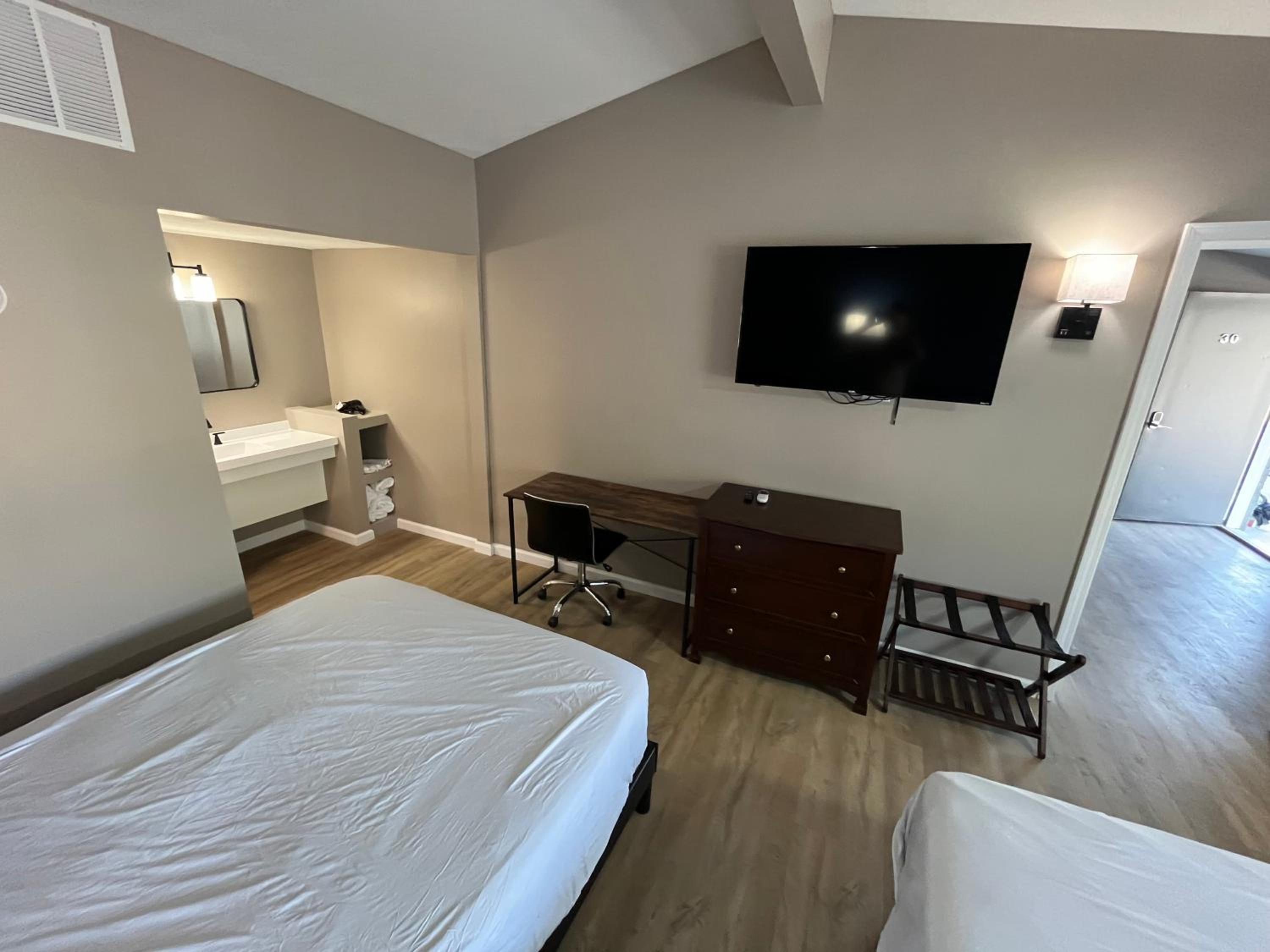 Queen Suite - Photo 8