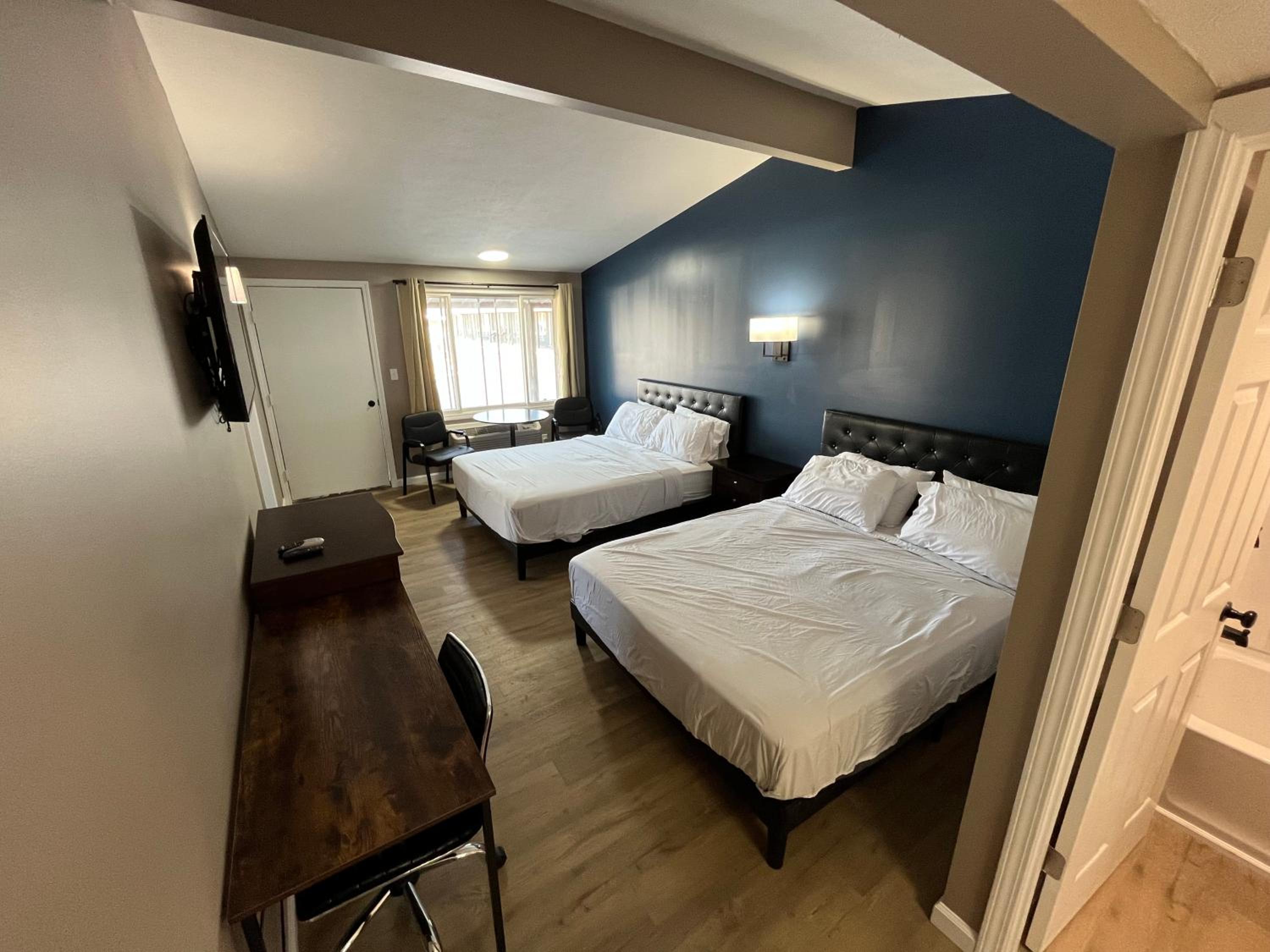 Queen Suite - Photo 11