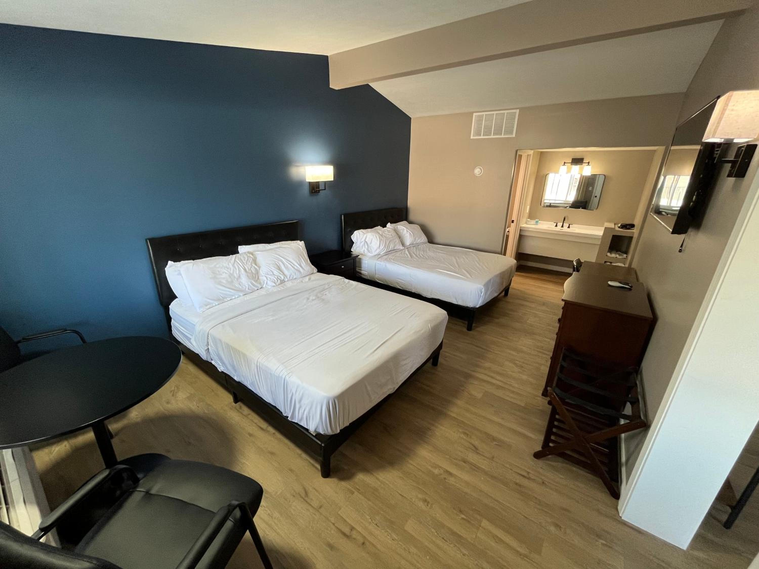 Queen Suite - Photo 12