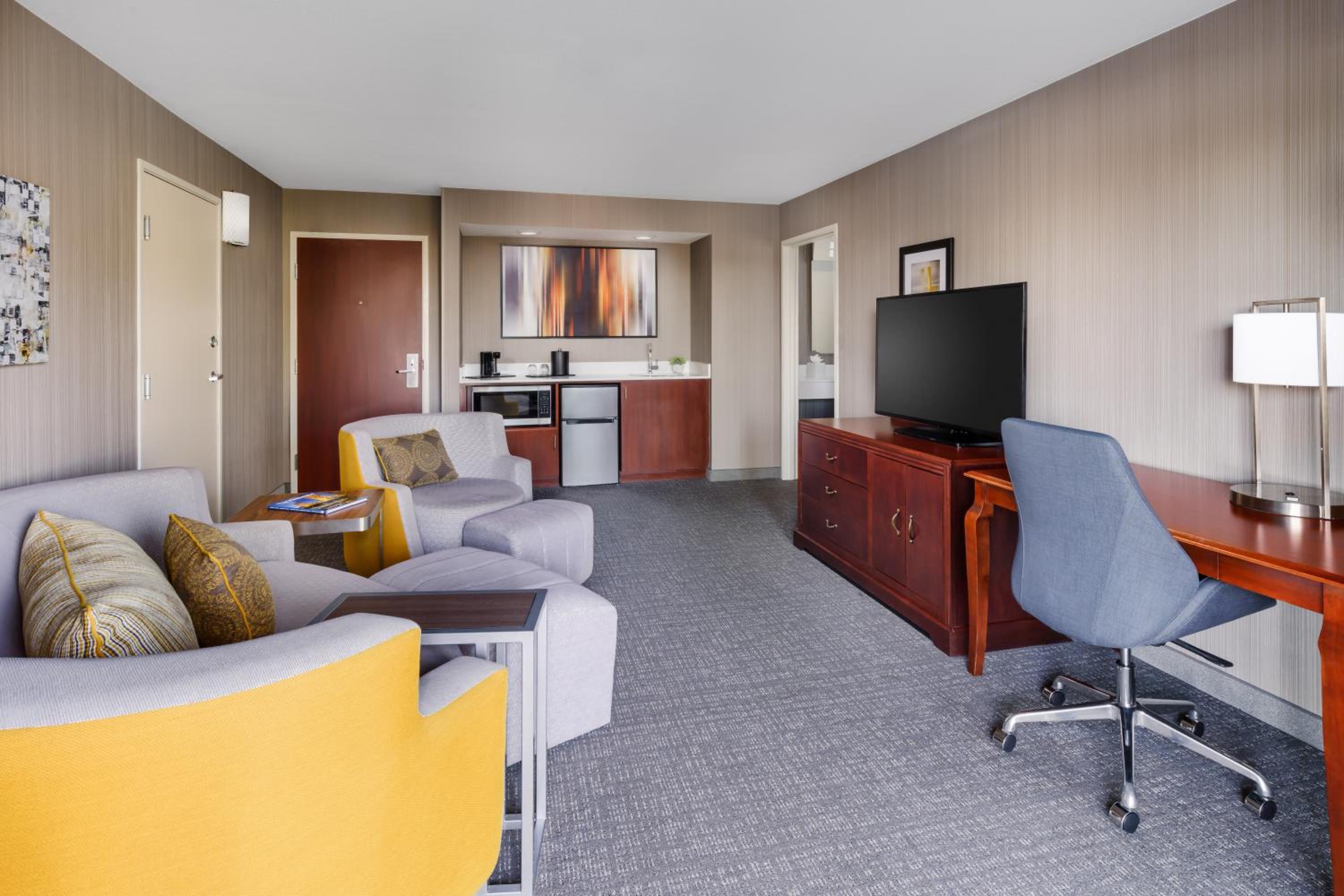 One-Bedroom King Suite with Sofa Bed - Photo 3