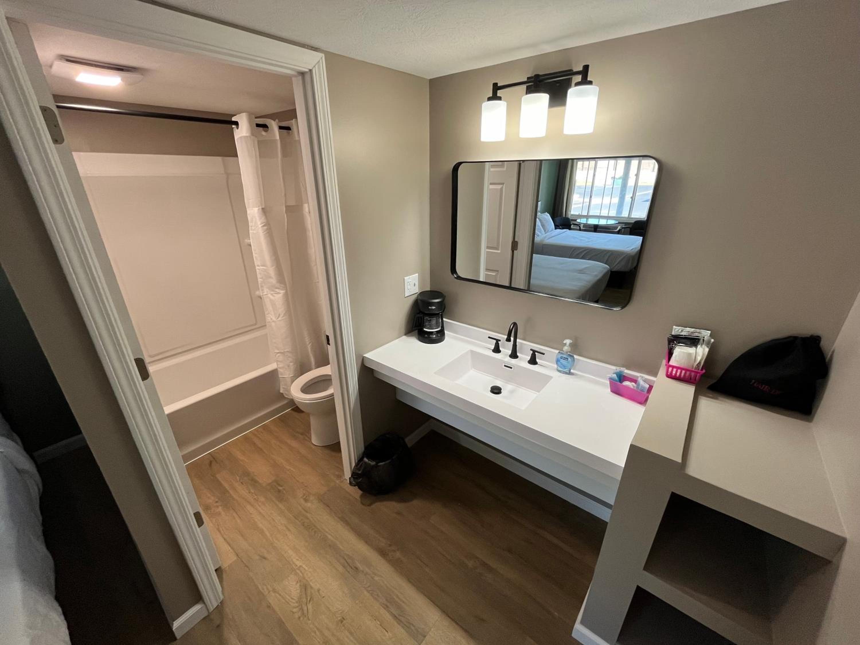 Queen Suite - Photo 9