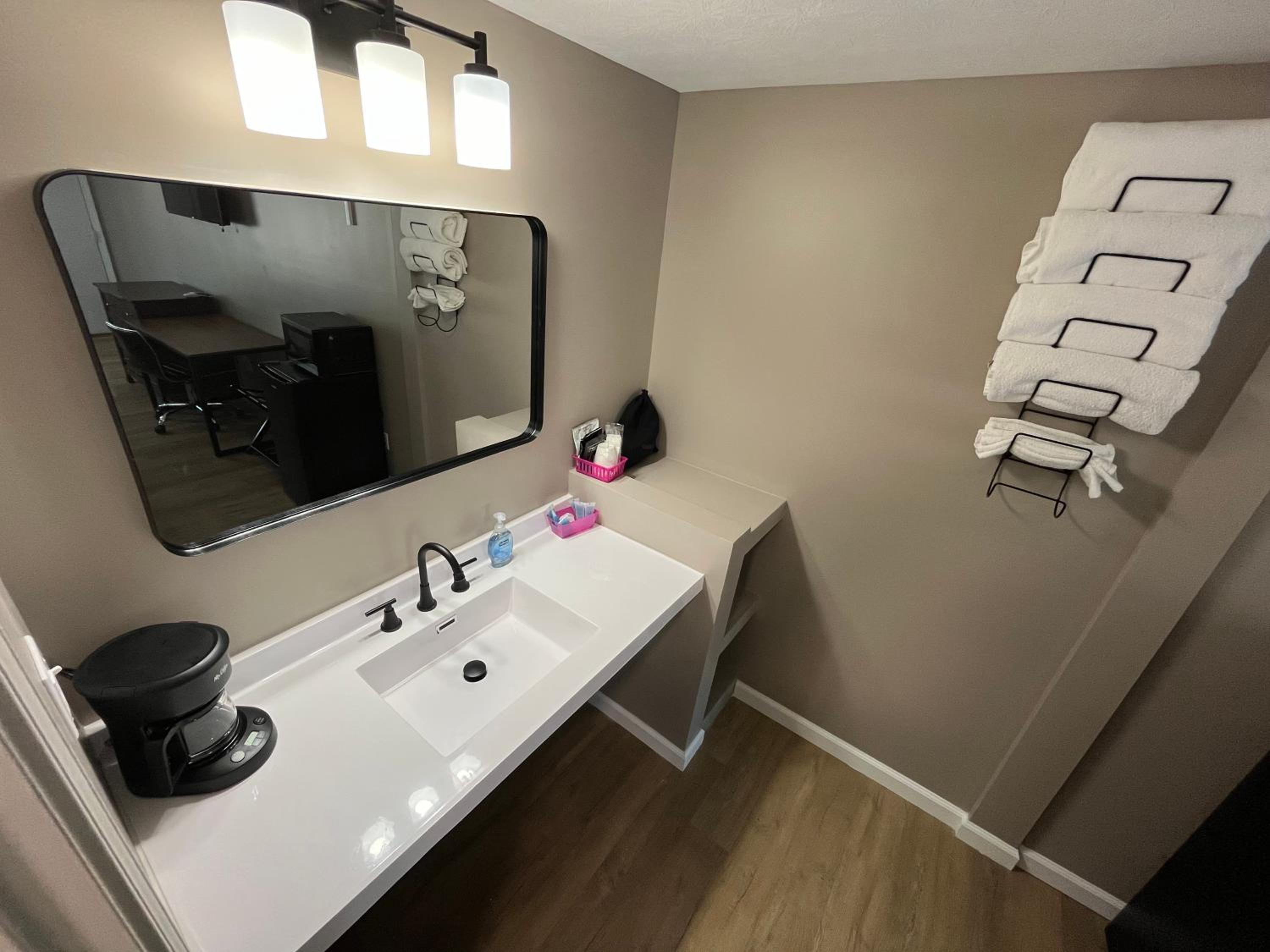 Queen Suite - Photo 2