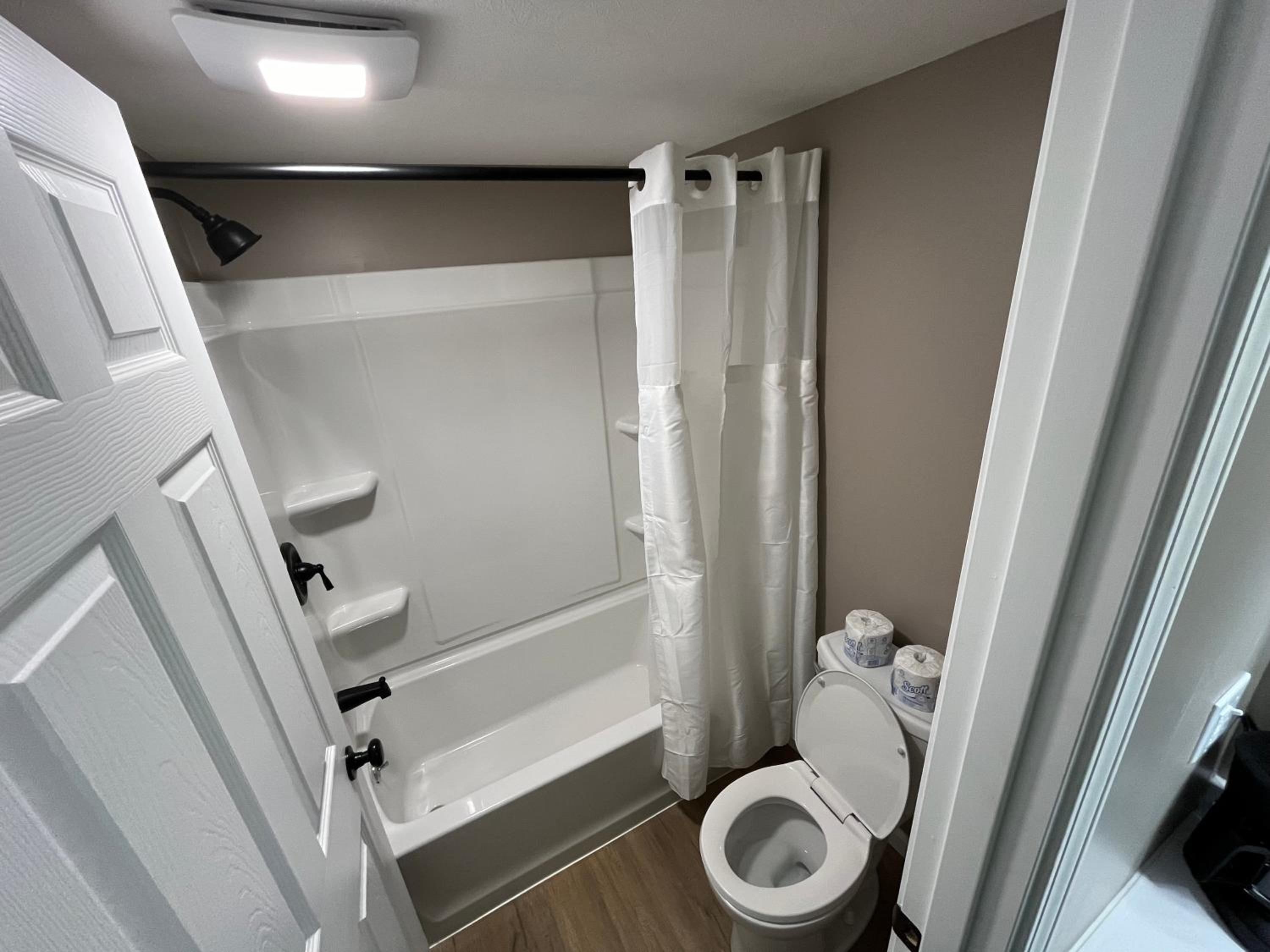 Queen Suite - Photo 3