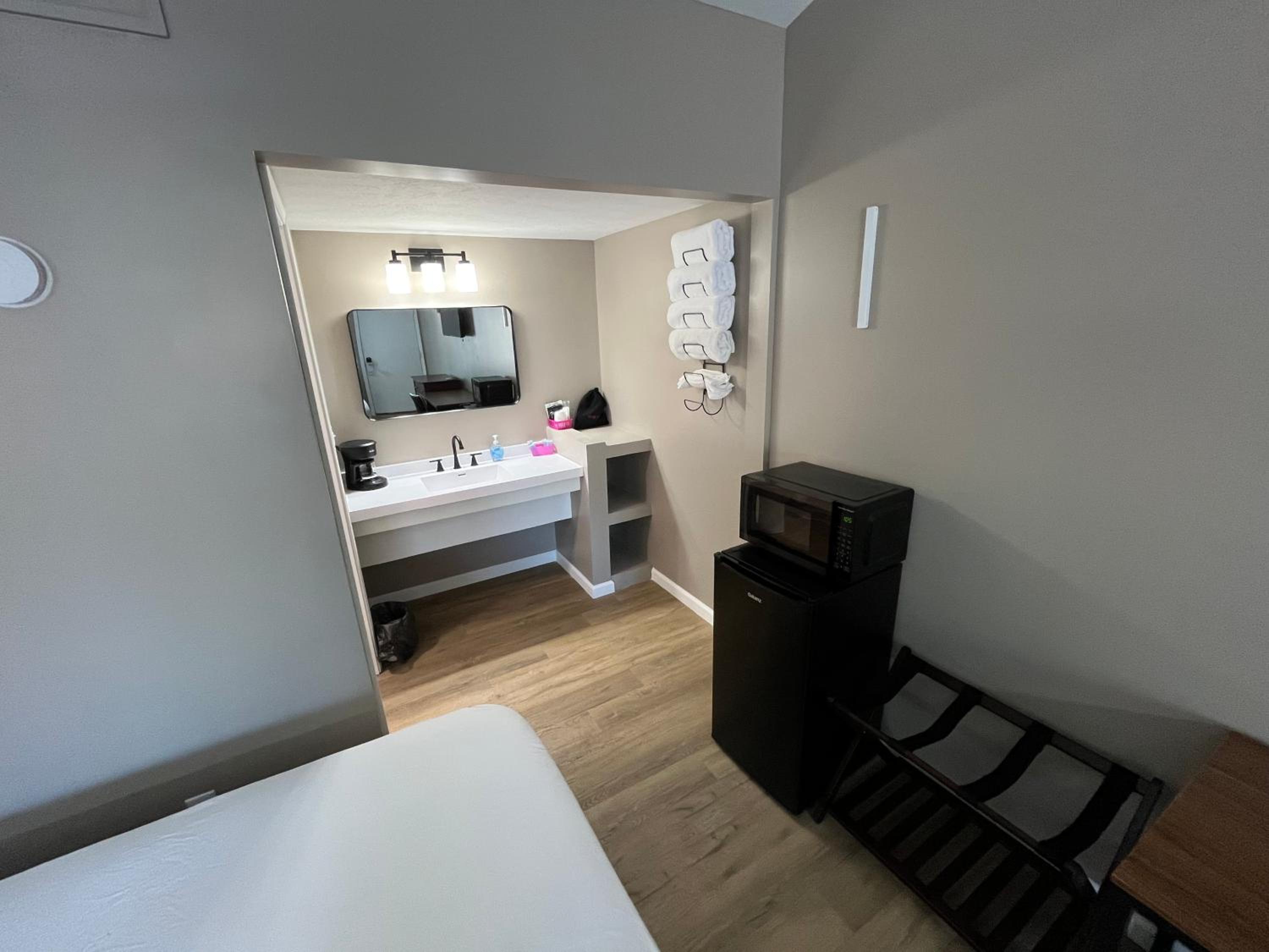 Queen Suite - Photo 10