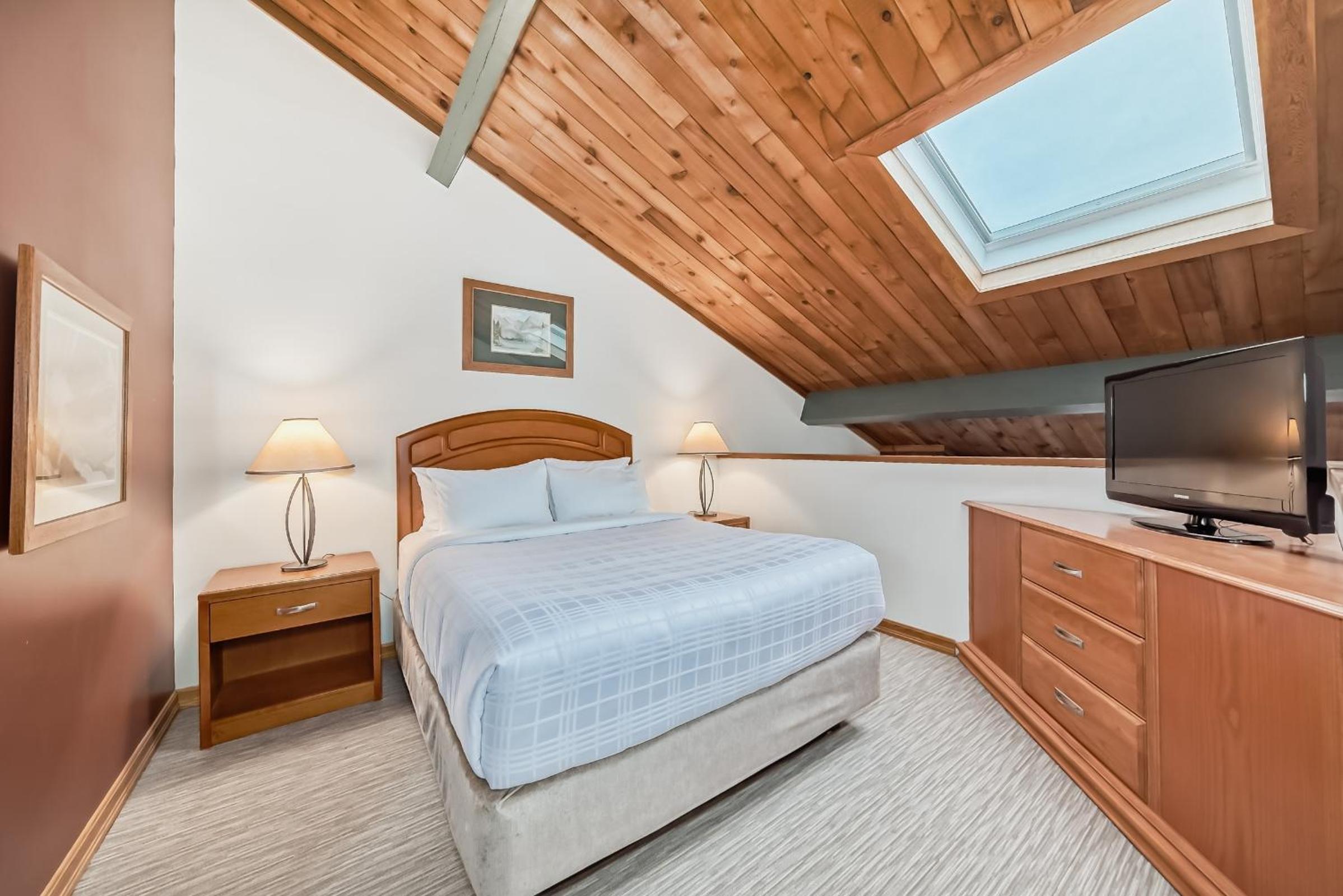 Loft Suite with Queen Bed - Photo 5