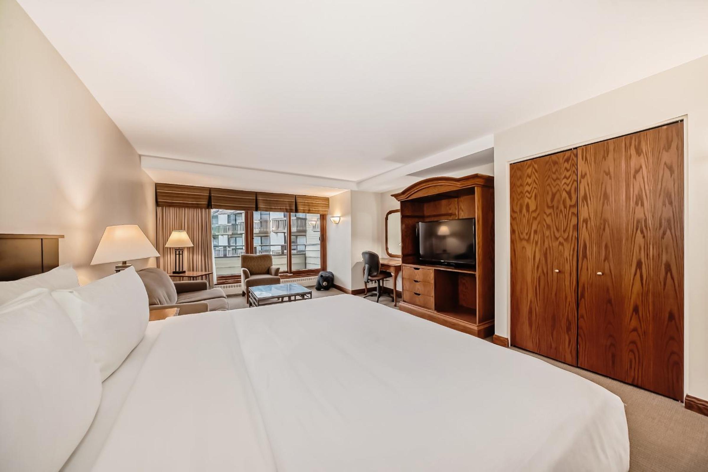 Executive Suite King and Two Single Beds - Photo 8