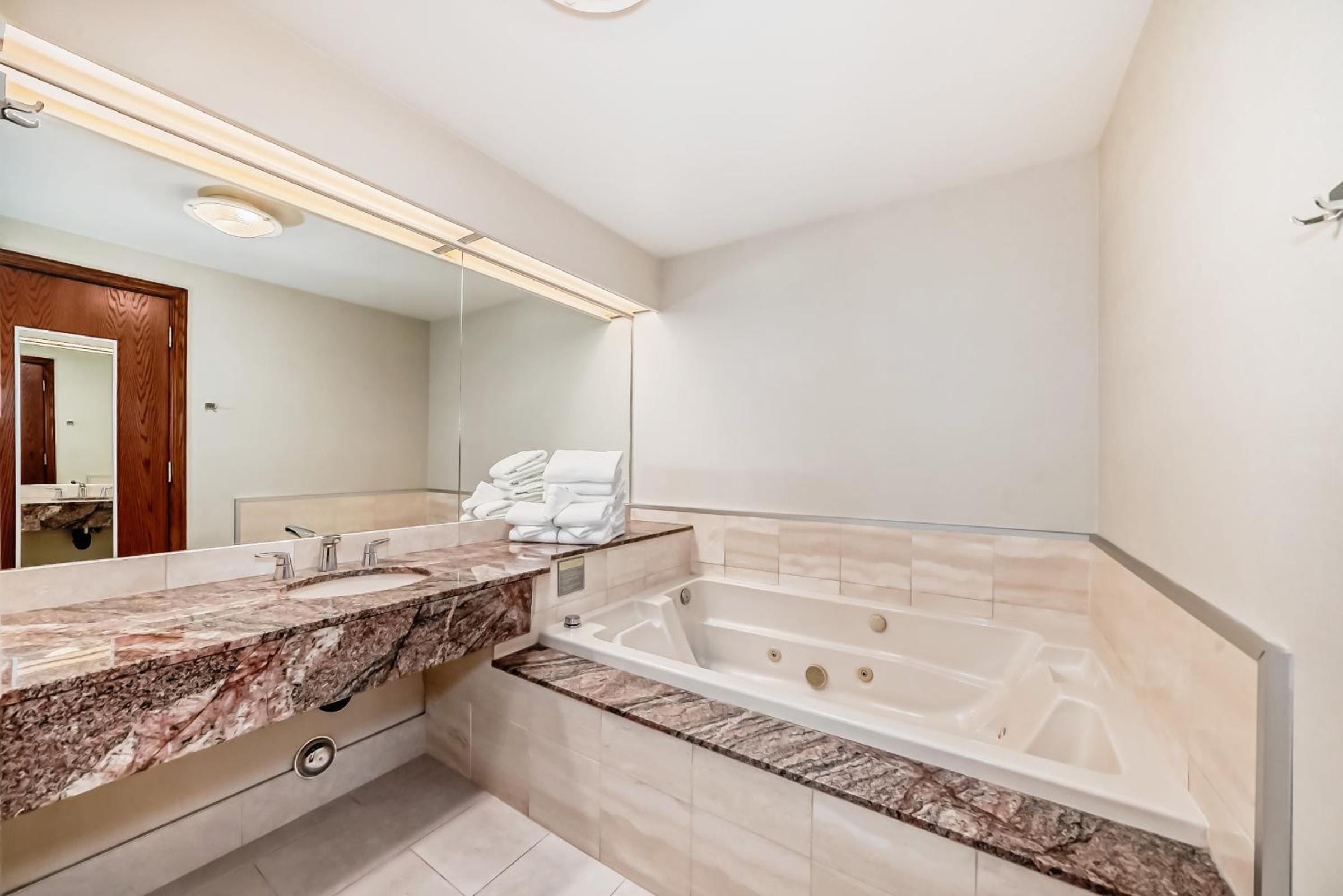Executive Suite King and Two Single Beds - Photo 5